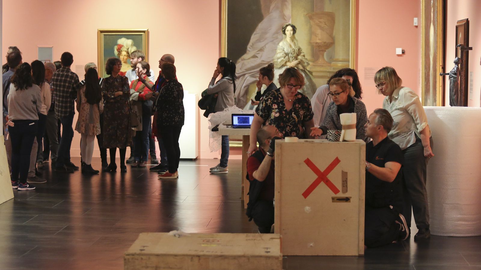 Visitantes durante el desmontaje de la colección anual 'Santas, reinas y obreras'.