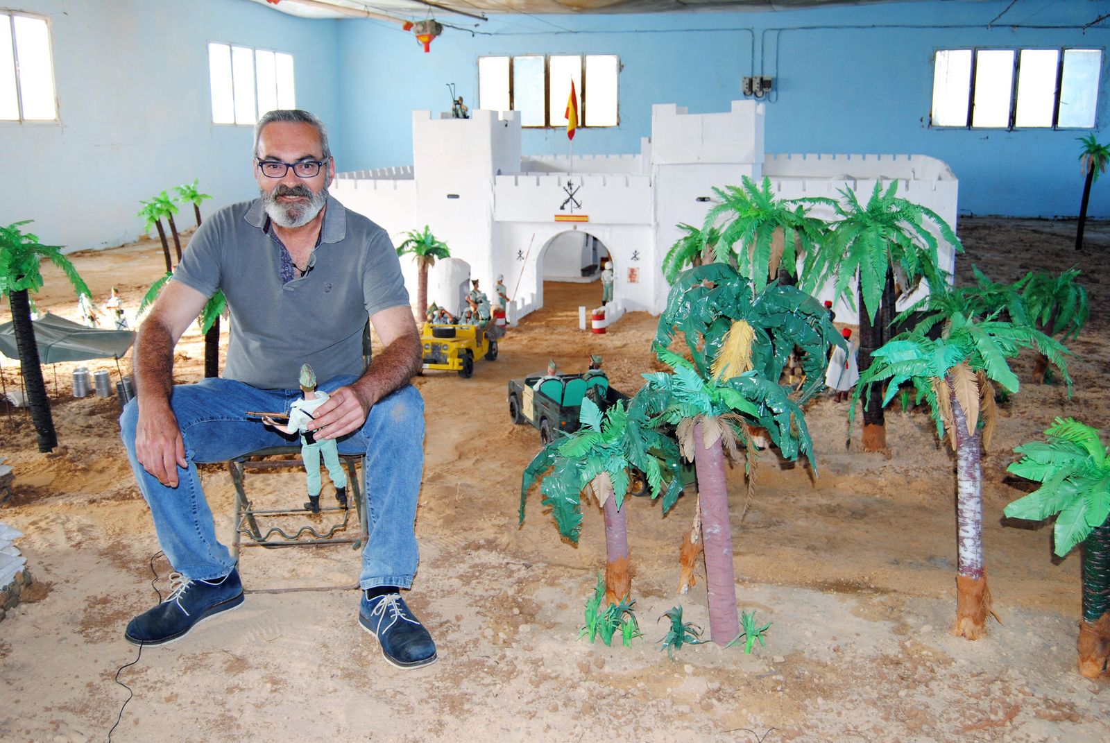 José Parreño en el espacio en el que ha instalado la réplica del fuerte de la Legión.