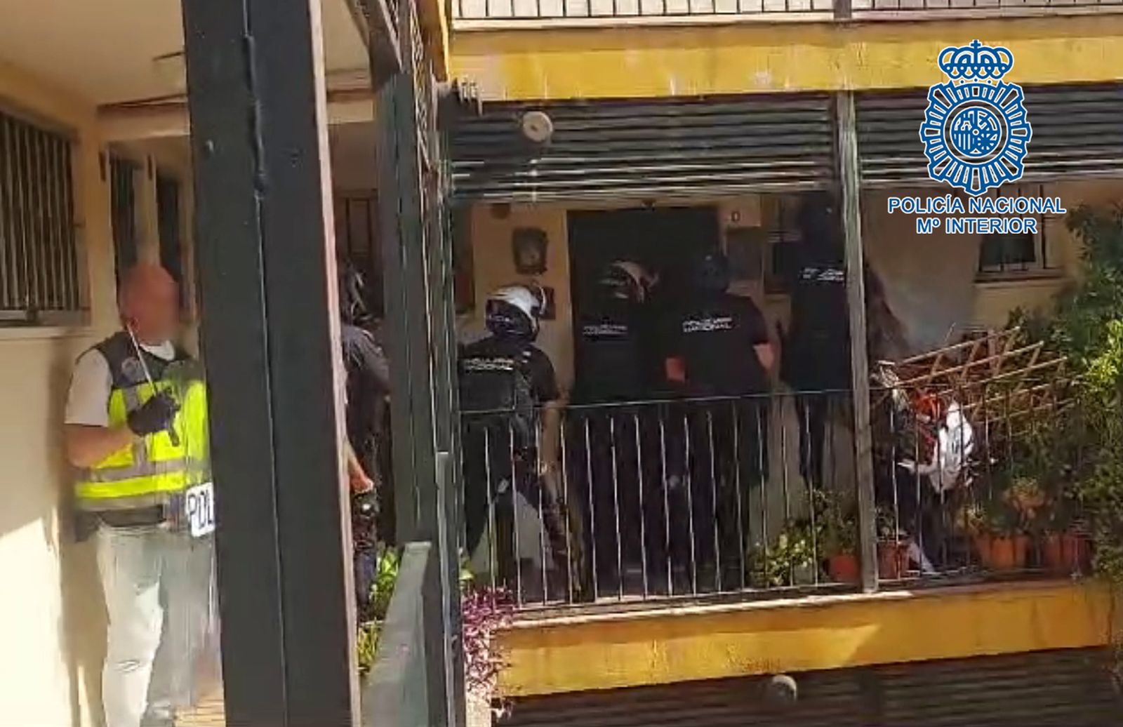 Intervención de la Policía Nacional en el inmueble donde fue localizado el atracador.