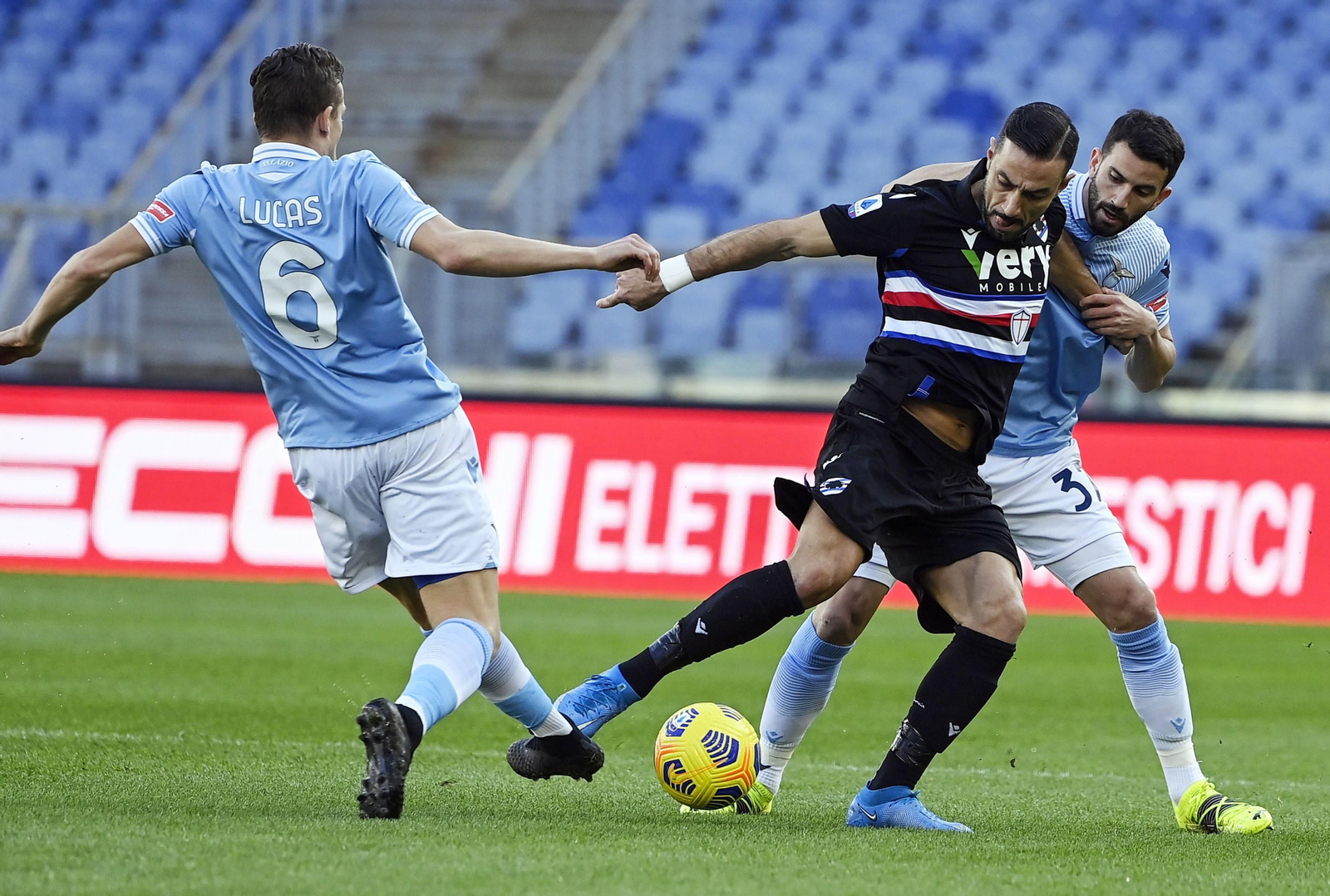 Musacchio defiende a Quagliarella en el encuentro entre la Lazio y la Sampdoria disputado recientemente en el Olímpico de Roma.