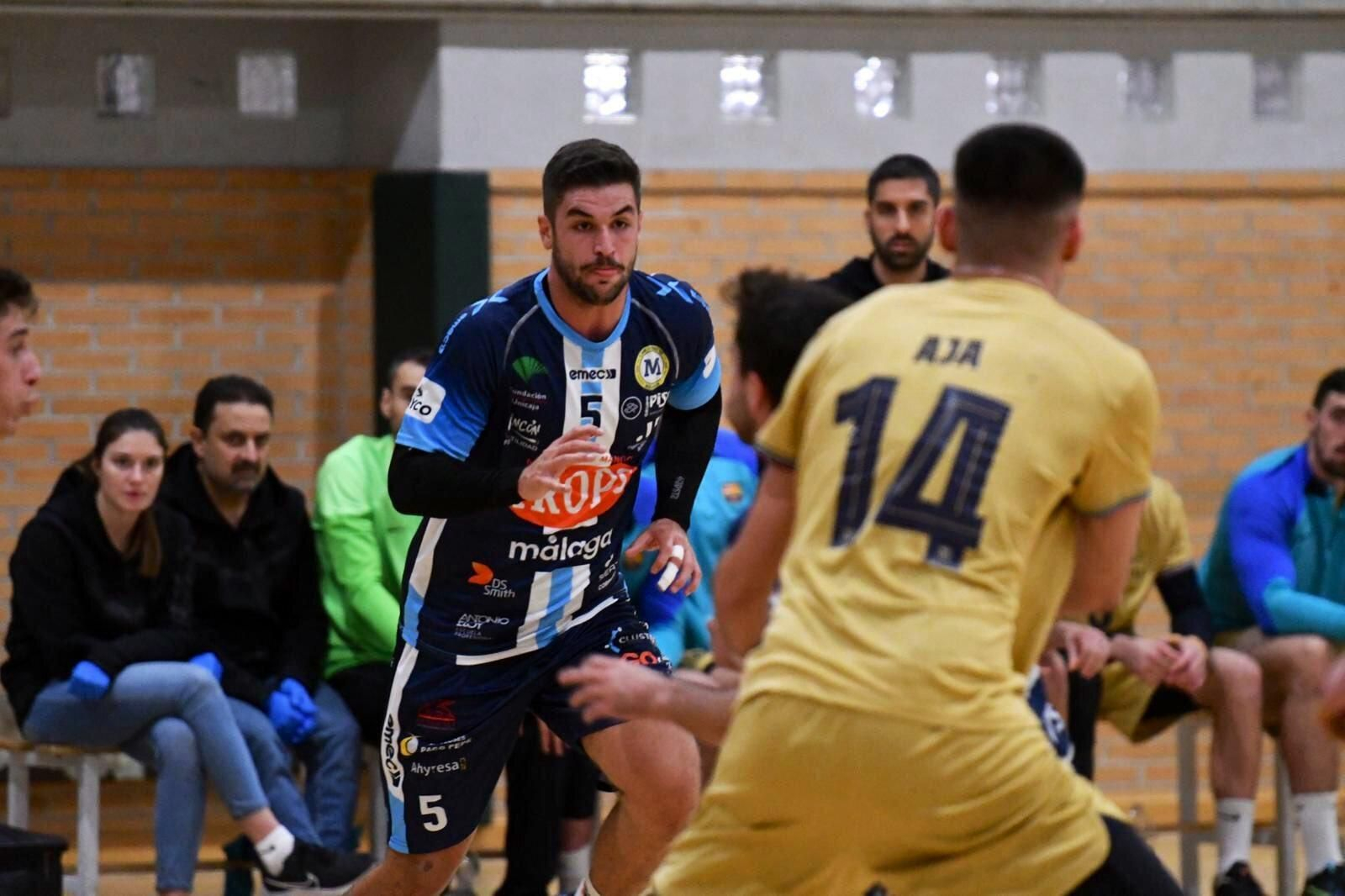 Pablo Fernández atacando en un partido de esta temporada
