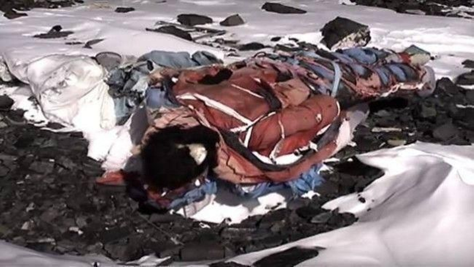 Uno de los cuerpos en el monte Everest La truculenta ascensión entre muertos al monte Everest