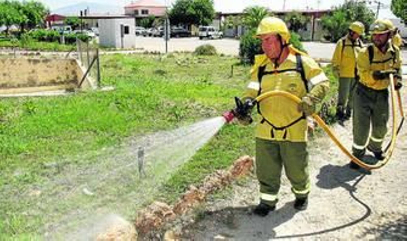 Una brigada del Infoca junto a un camión autobomba.