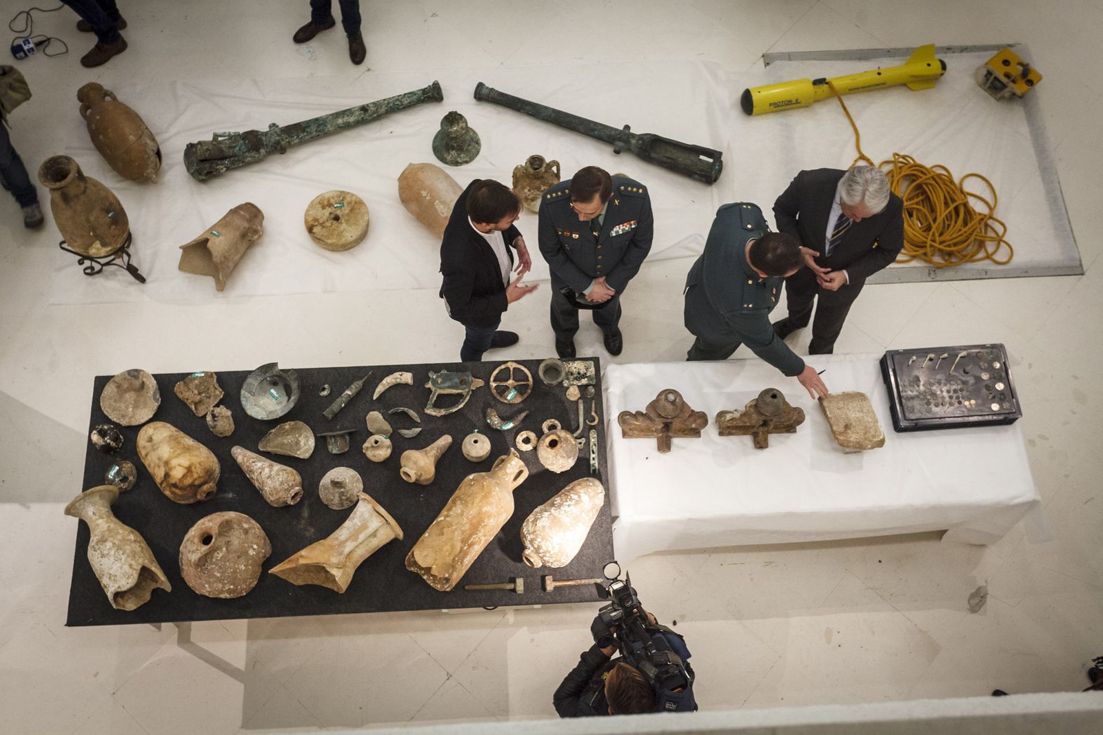 Juan José Águila, junto con políticos y mandos, mostrando el resultado de una de sus investigaciones de expolio subacuático.