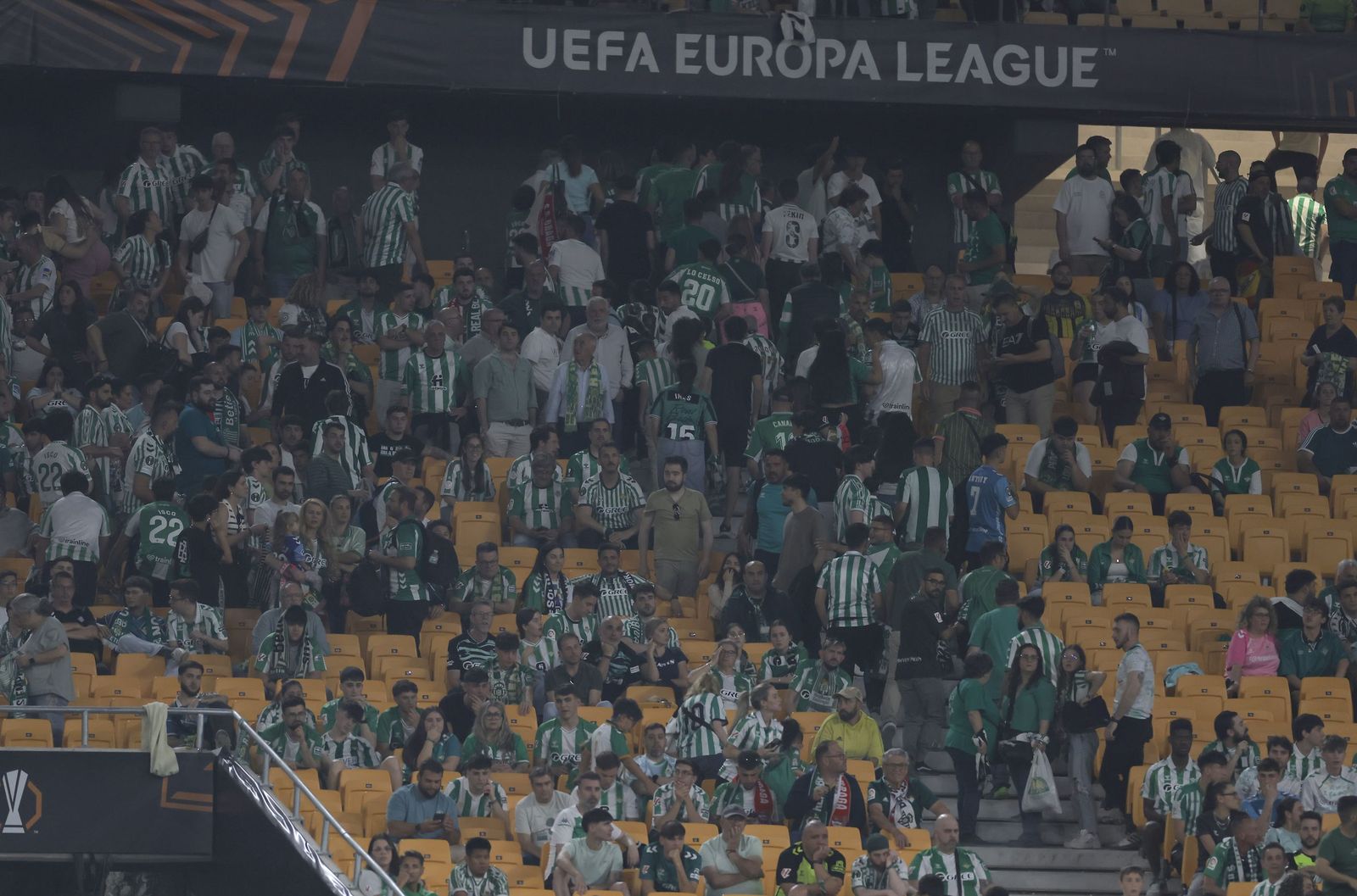El Betis pide disculpas a la afición por el mensaje de evacuación del ...