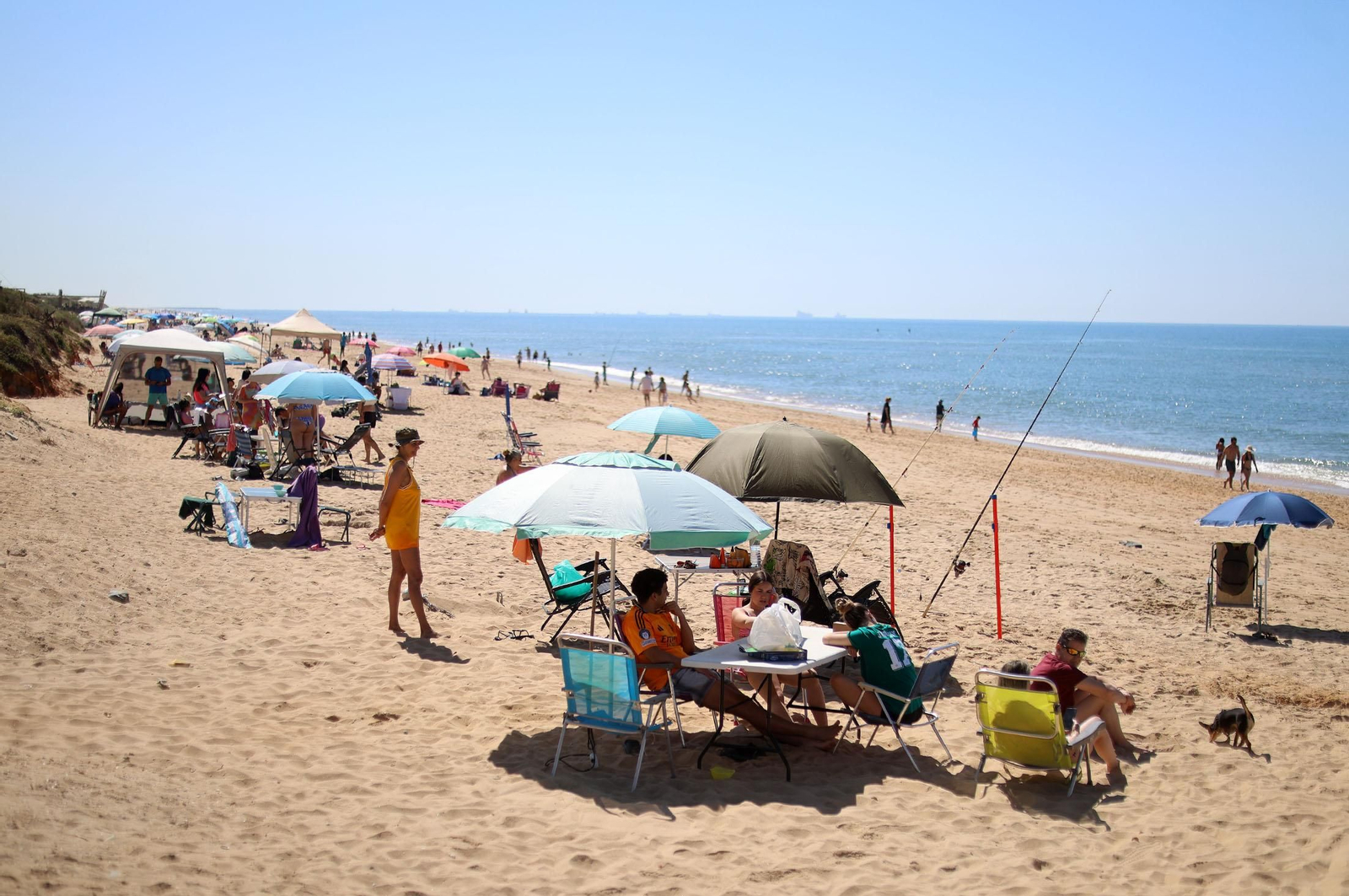 Imágenes del ambiente en las playas de Huelva durante la mañana