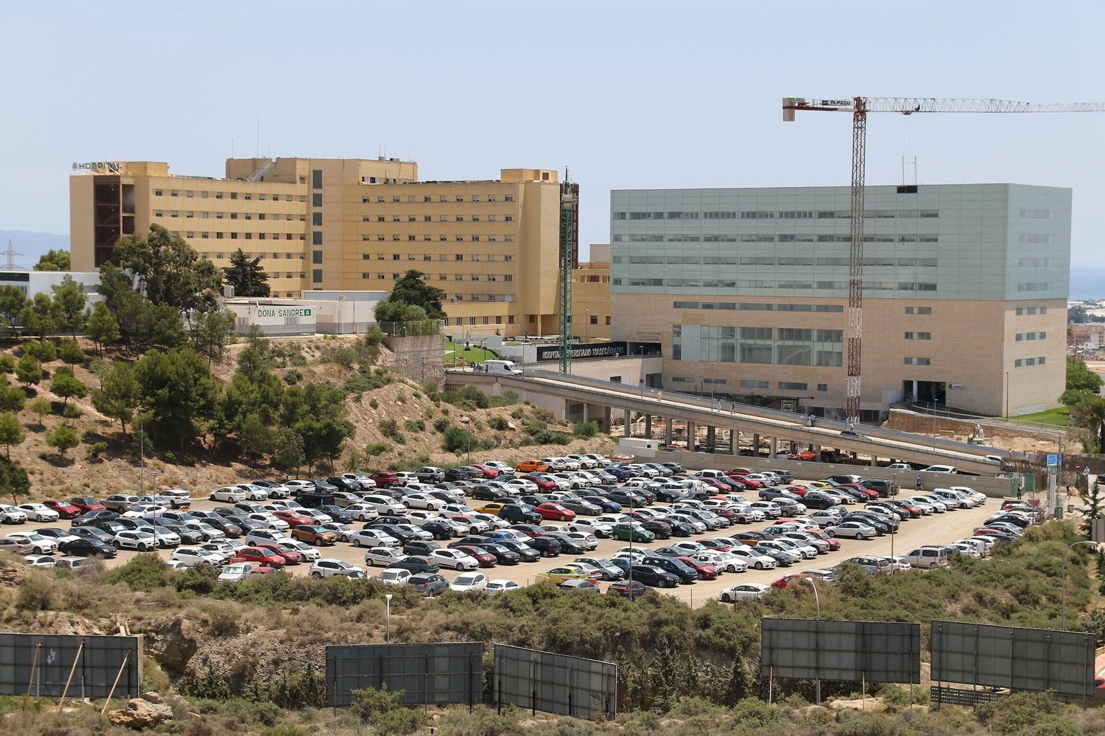Aparcamiento donde se levantará el parking de seis plantas, un solar propiedad del hospital que hoy hace las veces de aparcamiento también.