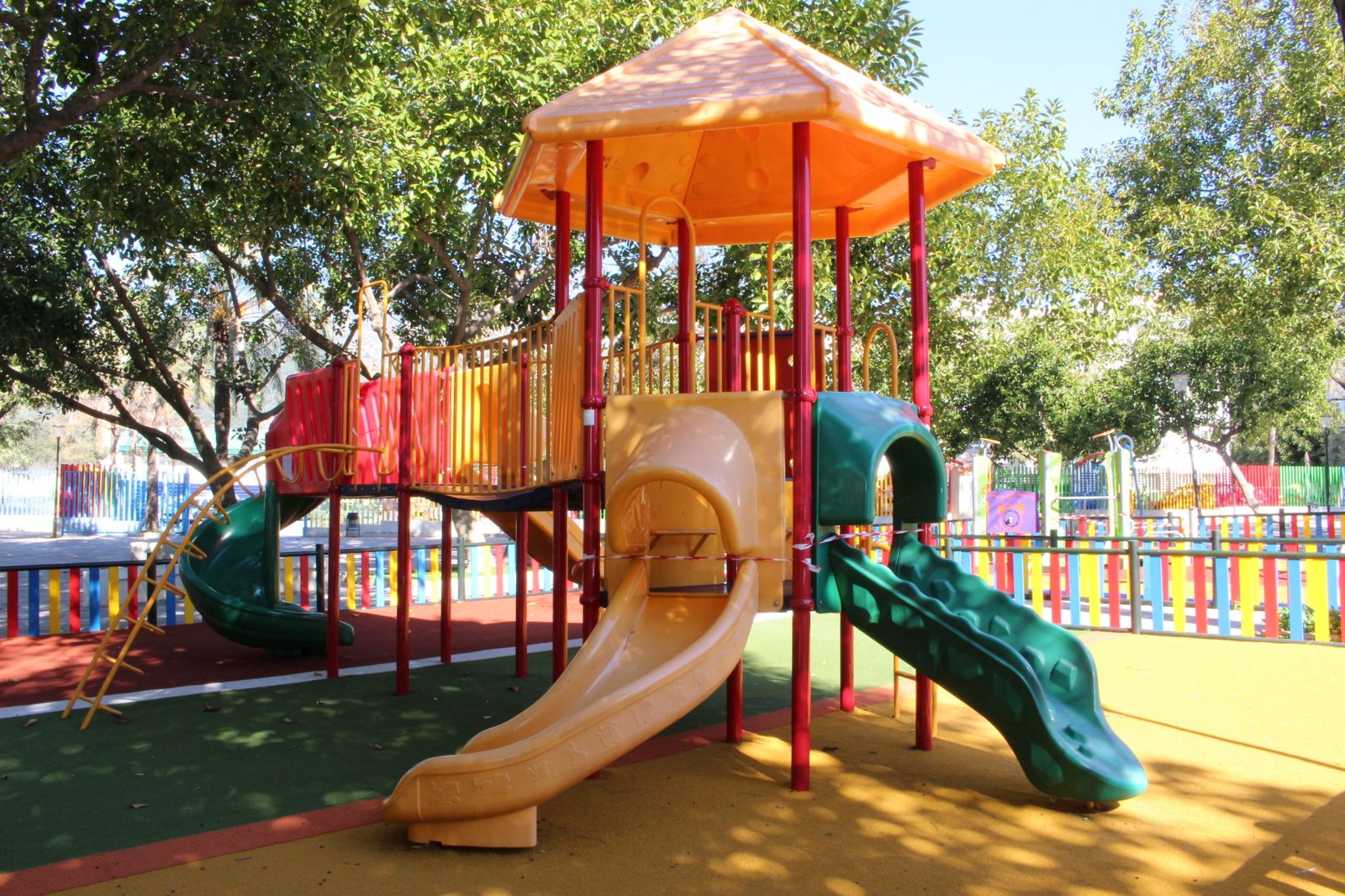 Vista de un parque infantil clausurado en Marbella.