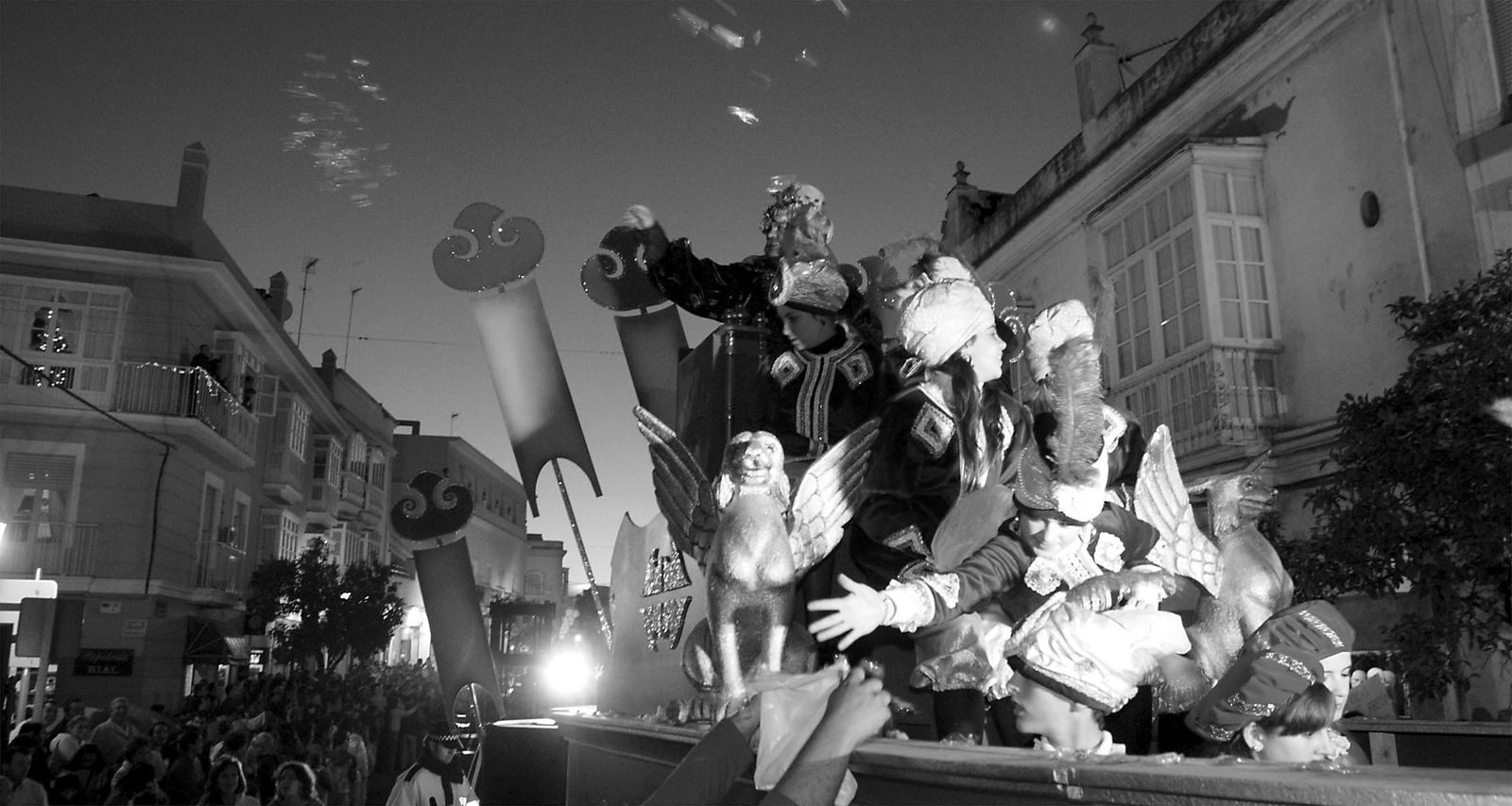 El Rey Gaspar de 2007 -Juan Fernández Loaiza, actual presidente de la Asociación de Reyes Magos de San Fernando- lanzando caramelos en la Cabalgata de la Ilusión de aquellas Navidades