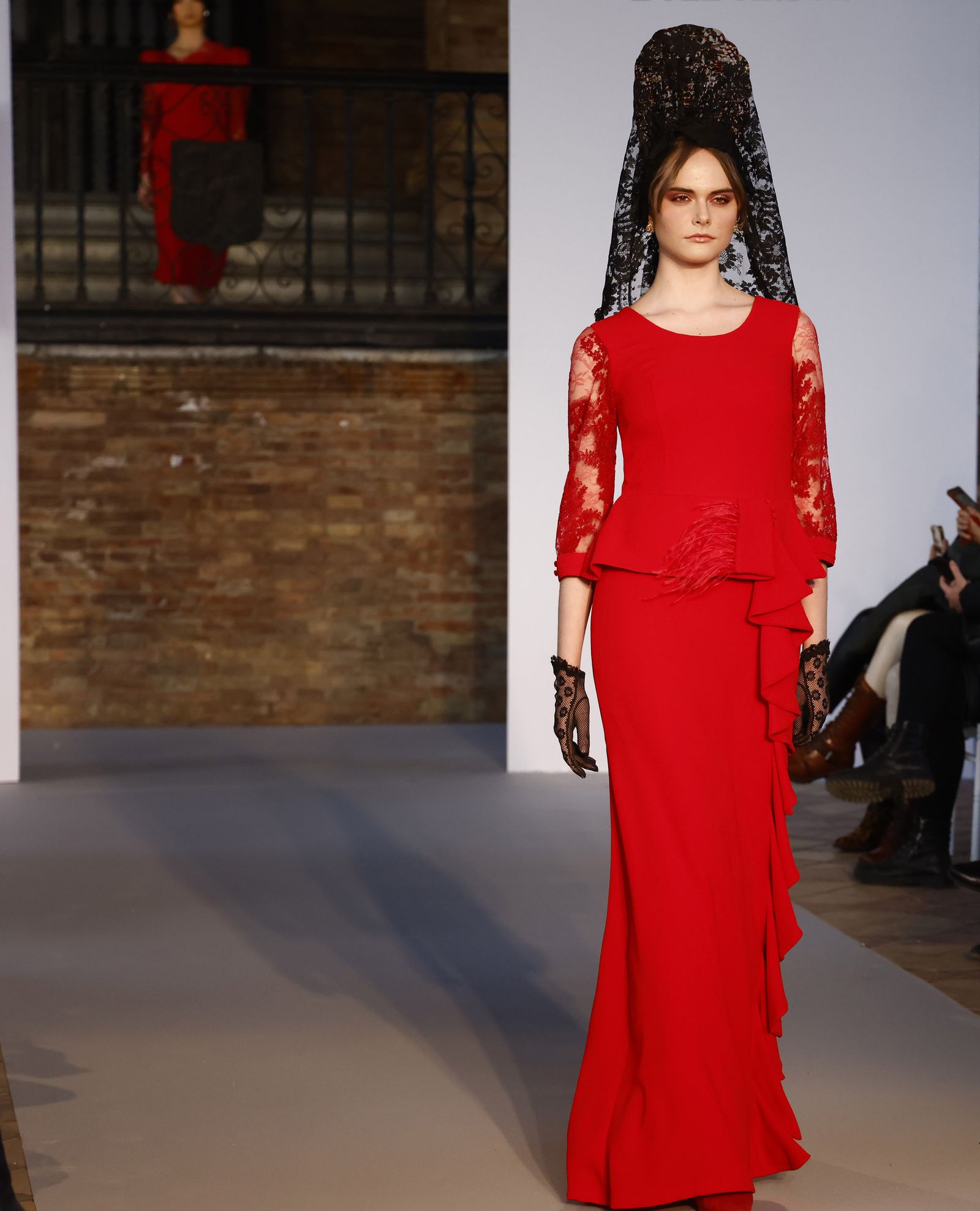 Las tendencias en vestidos de novia e invitada de la pasarela SIQ, en fotos