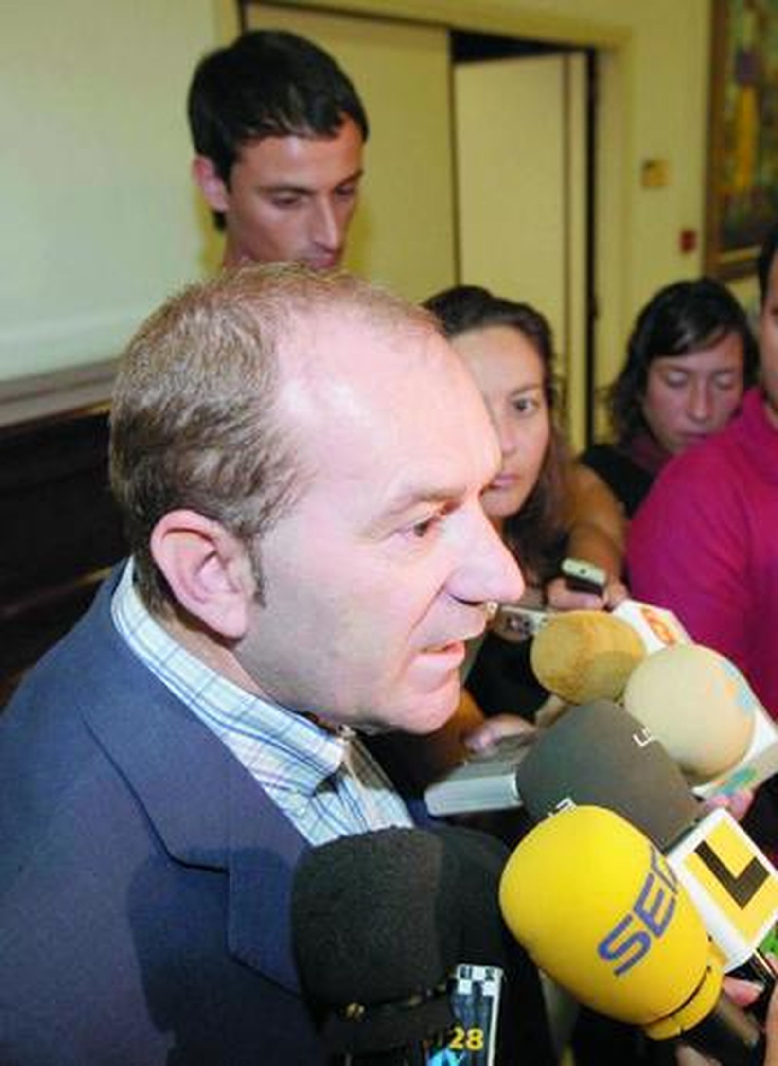 Usero cesa a tres asesores para cerrar la crisis en Diputación