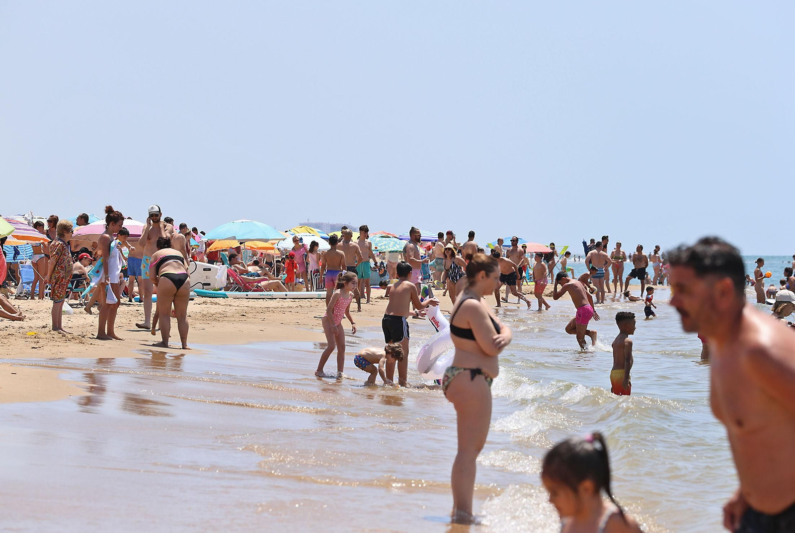 Ambiente en las playas de Huelva en la mañana de domingo