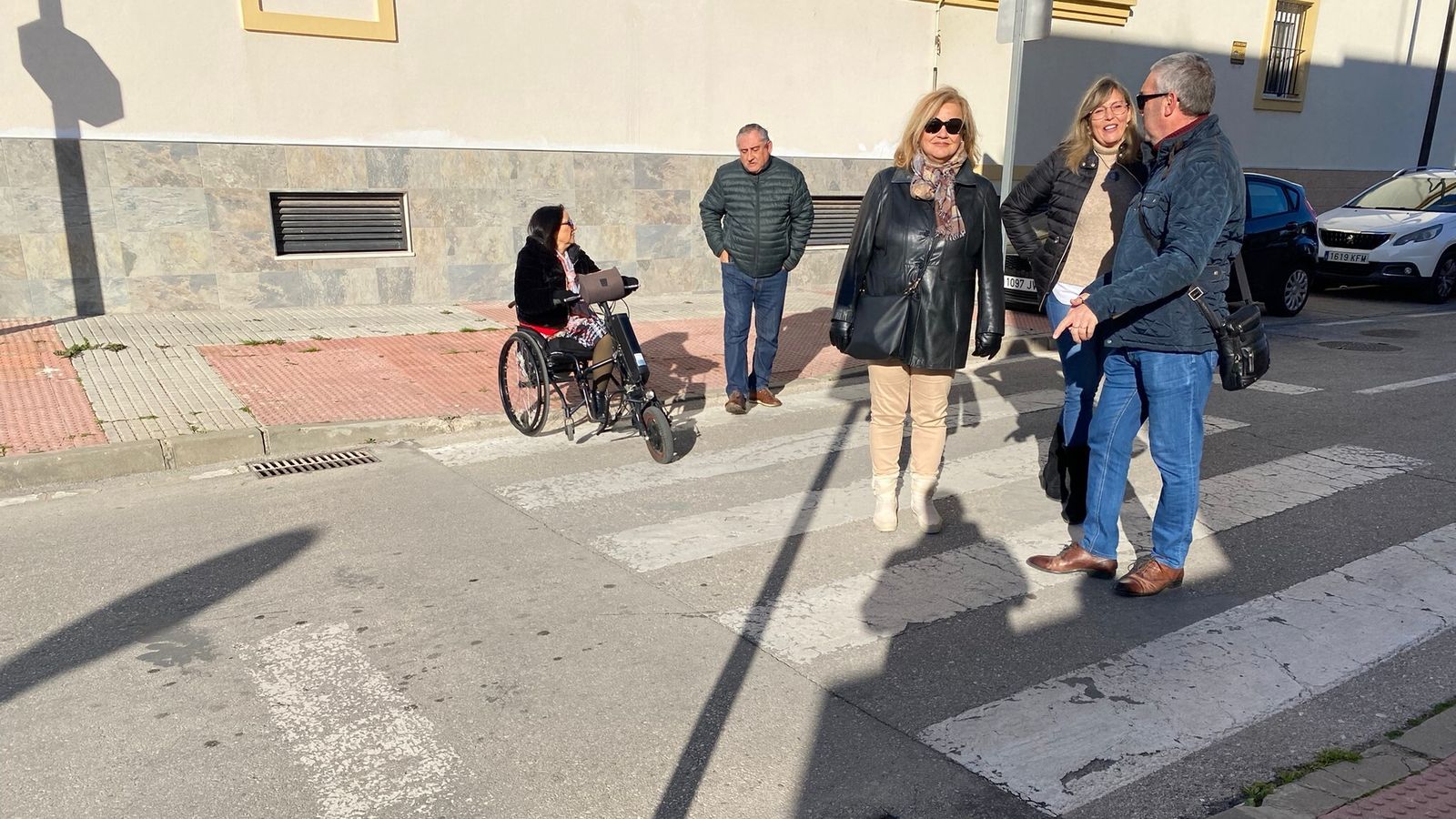 De Alba junto a los vecinos de El Pino.