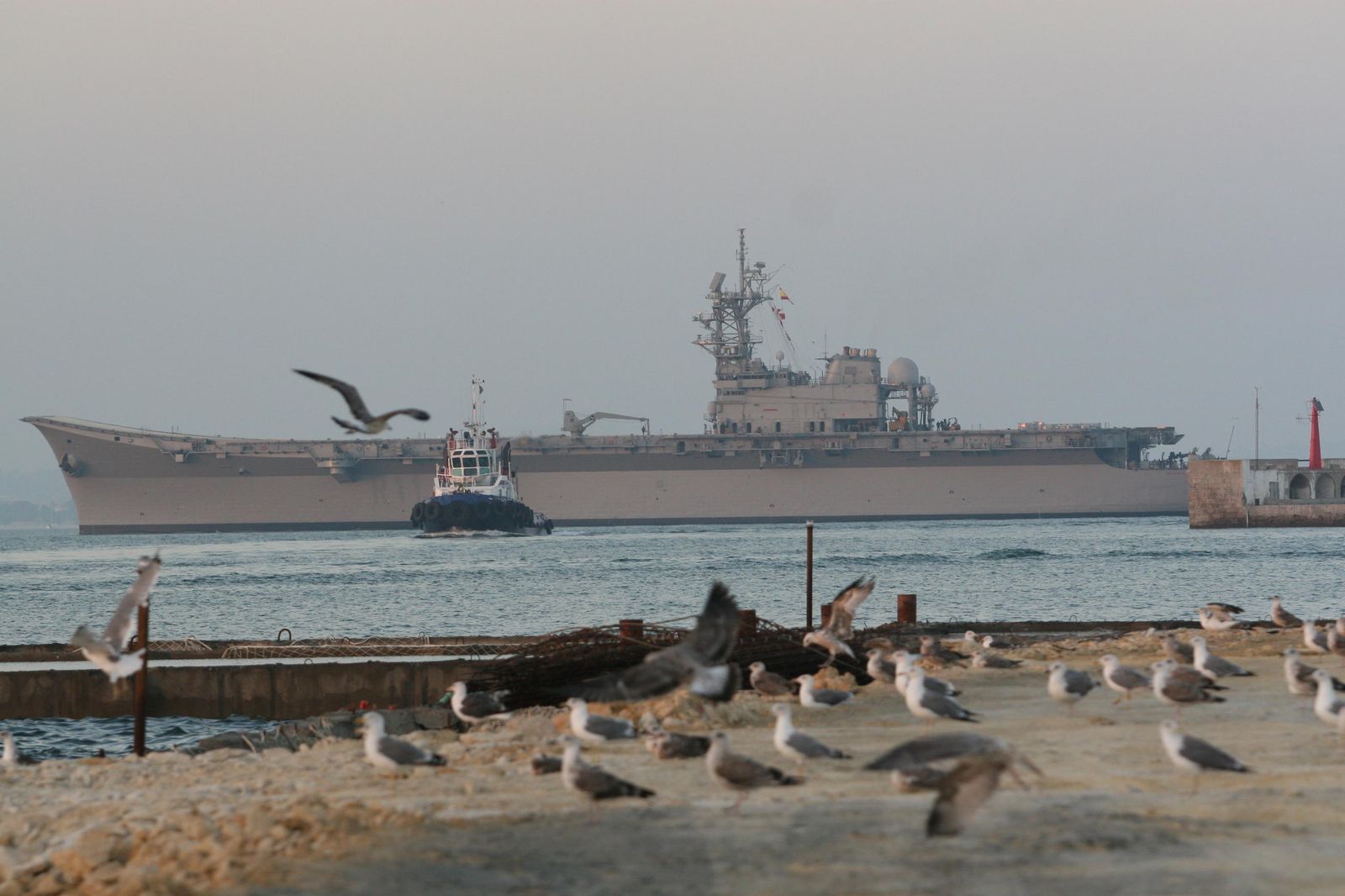 El 'Príncipe de Asturias' en aguas de la Bahía de Cádiz, en una imagen de archivo.