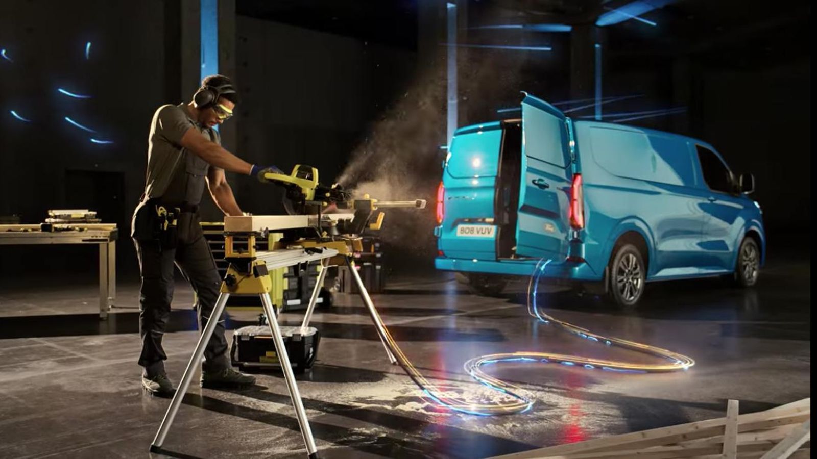 Ford sugiere en sus imágenes que la batería de la E-Transit Custom podrá alimentar a diferentes consumidores, como maquinaria eléctrica.