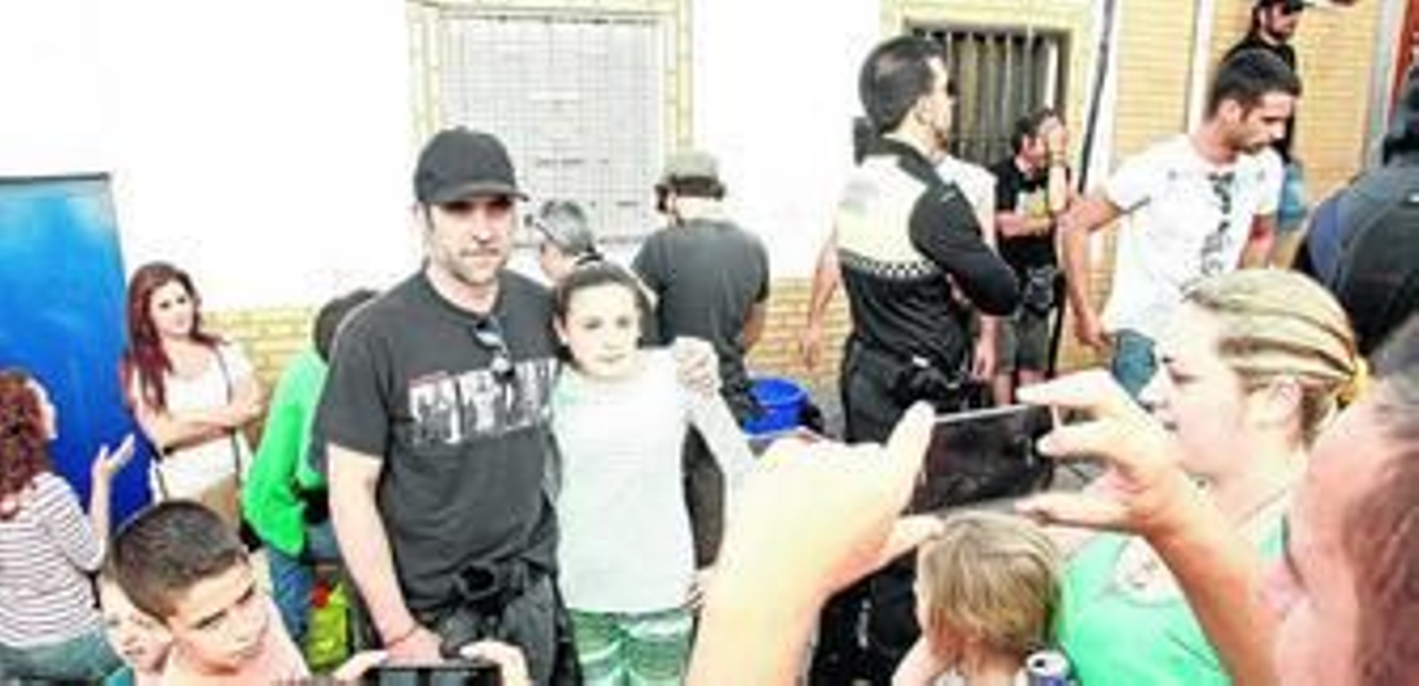 El actor Luis Tosar, ganador de tres Goya, recibe un baño de masas en La Bajadilla, en Algeciras, durante el rodaje de 'El Niño', ayer.