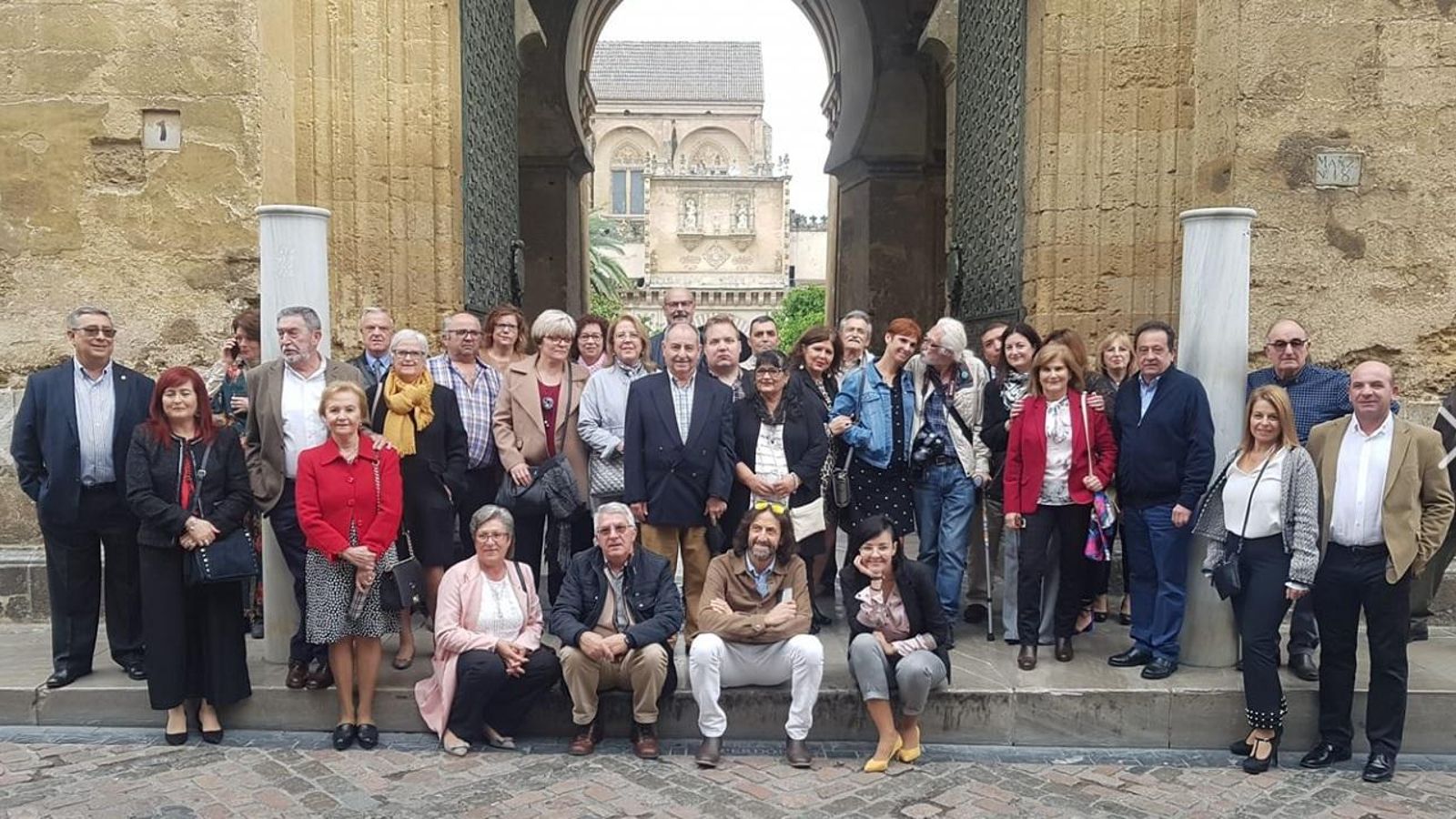 Socios de A pleno pulmón y familiares, en una visita a la Mezquita-Catedral.