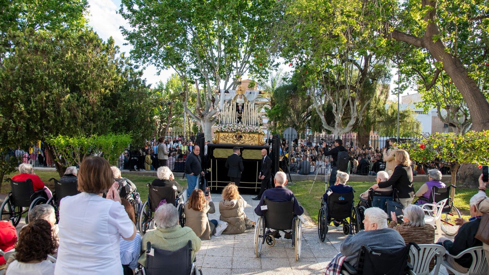 Los residentes de San Luis viendo a la Virgen de La Soledad