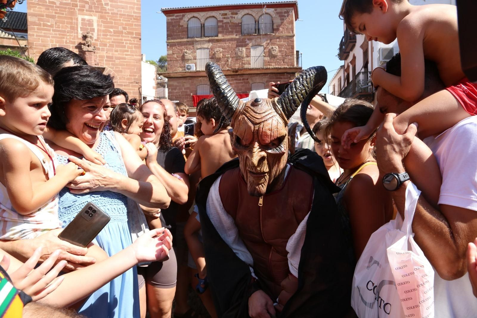 Las mejores imágenes de la fiesta de la Diablilla en Montoro: sustos, diversión y un espectacular tobogán gigante