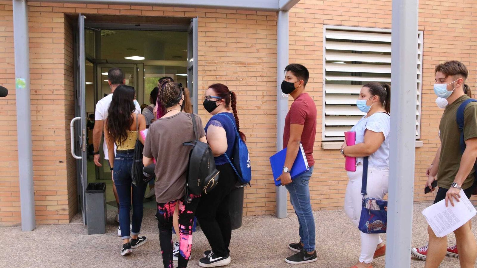 Los alumnos, a la entrada de las pruebas.
