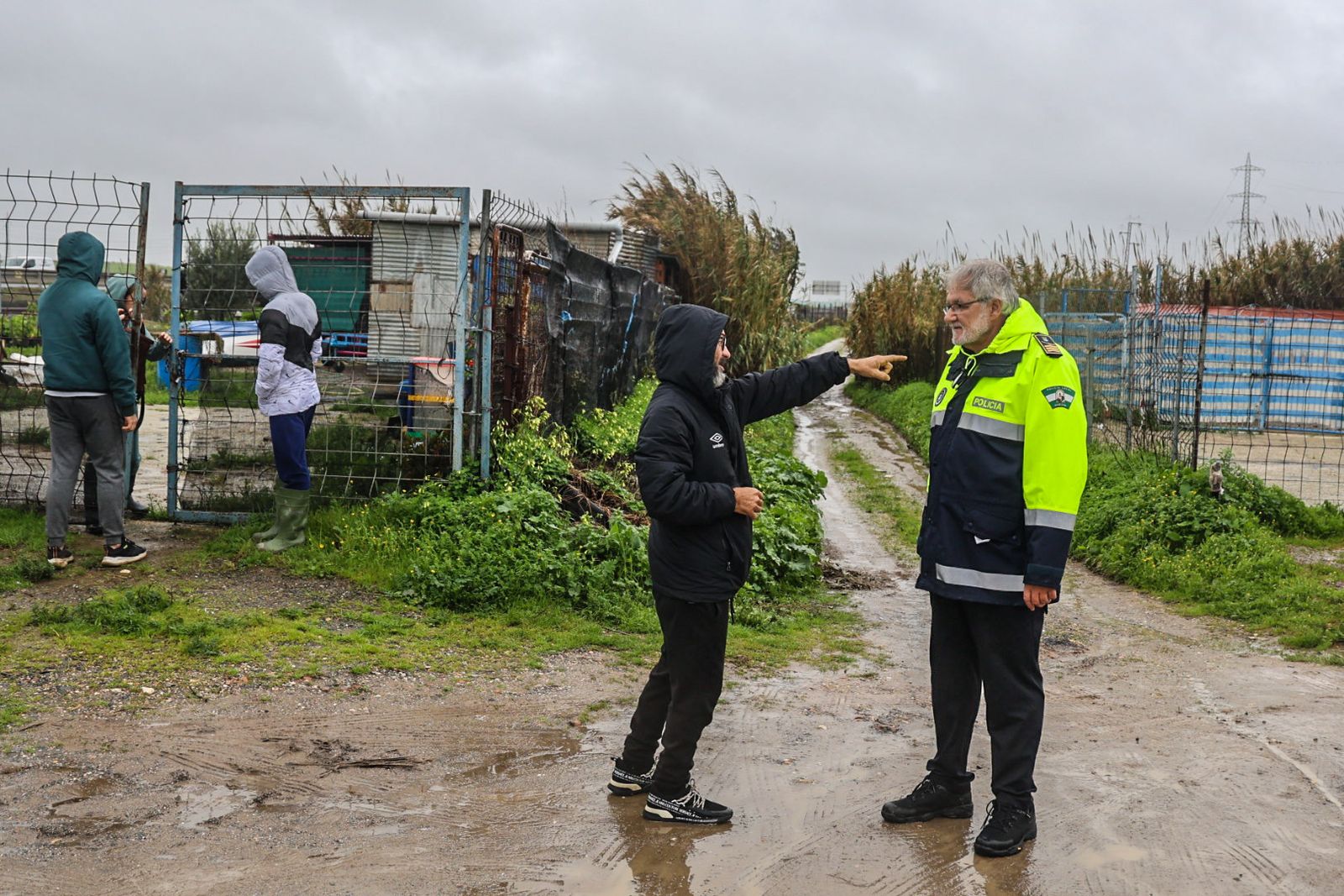 Fotografías del desalojo de familias y animales en Peguerillas por la borrasca Leonardo