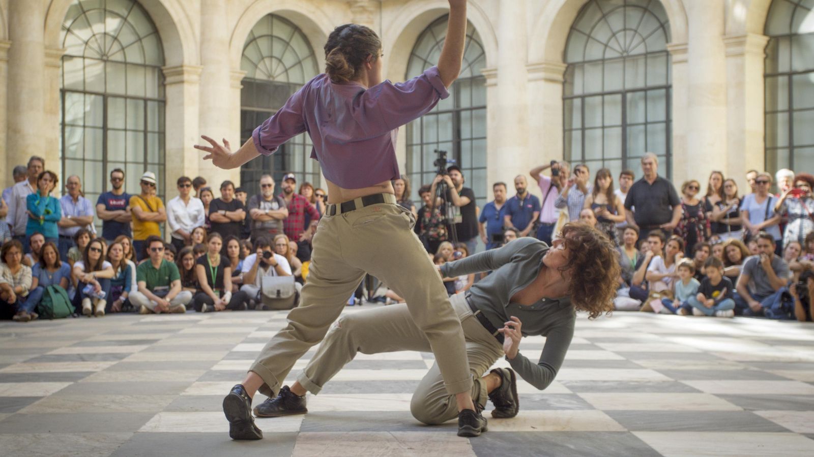 Lucía Bocanegra y Elvi Balboa (Andalucía) en el patio del Archivo de Indias durante el 26º Mes de Danza.