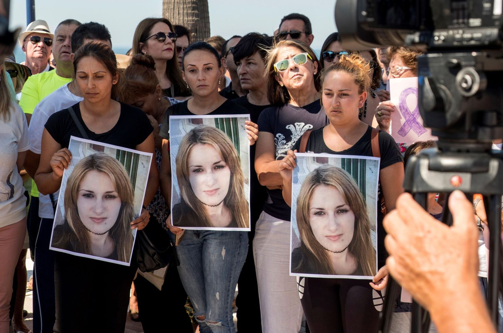 Familiares y amigas de Cristina Marin, mostrando su imagen en julio de 2018 en La Antilla.