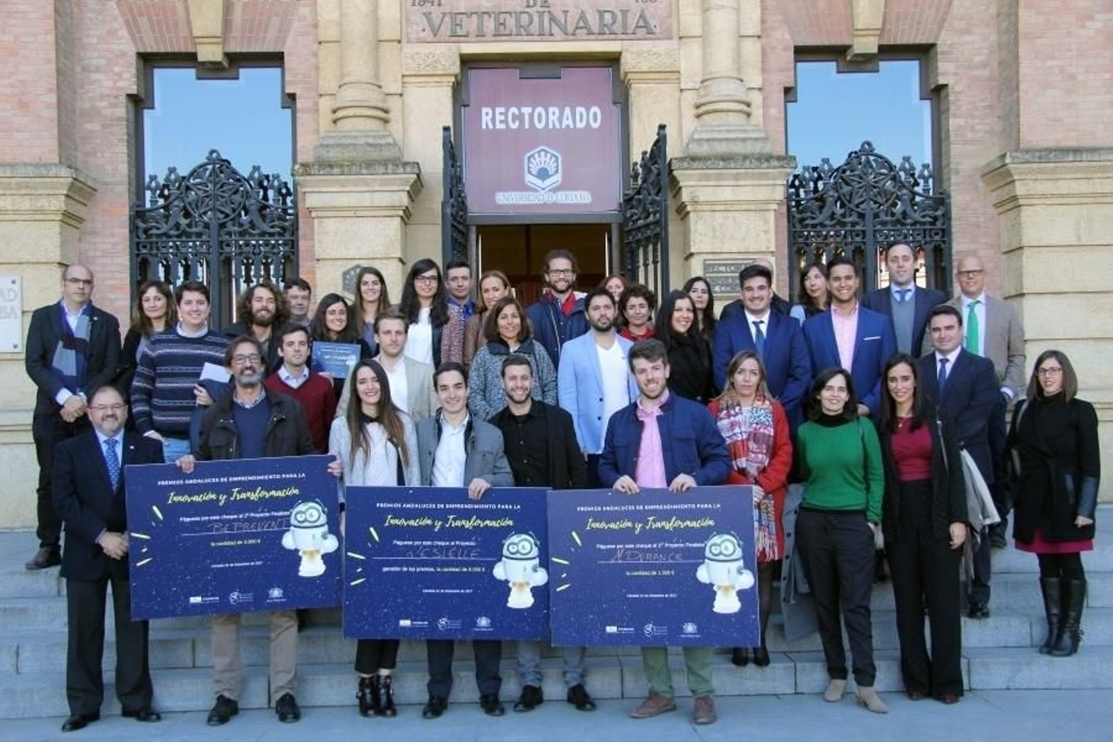 Los ganadores y los finalistas posan con representantes de instituciones públicas y Fundecor en el Rectorado.