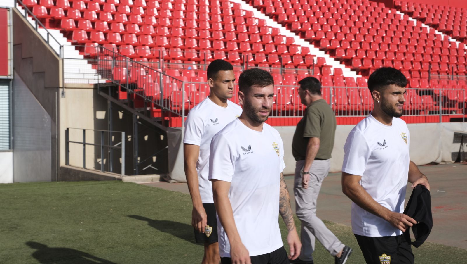 Imágenes de la visita de la Alcaldesa de Almería, María Vázquez, a los jugadores de la U.D. Almería
