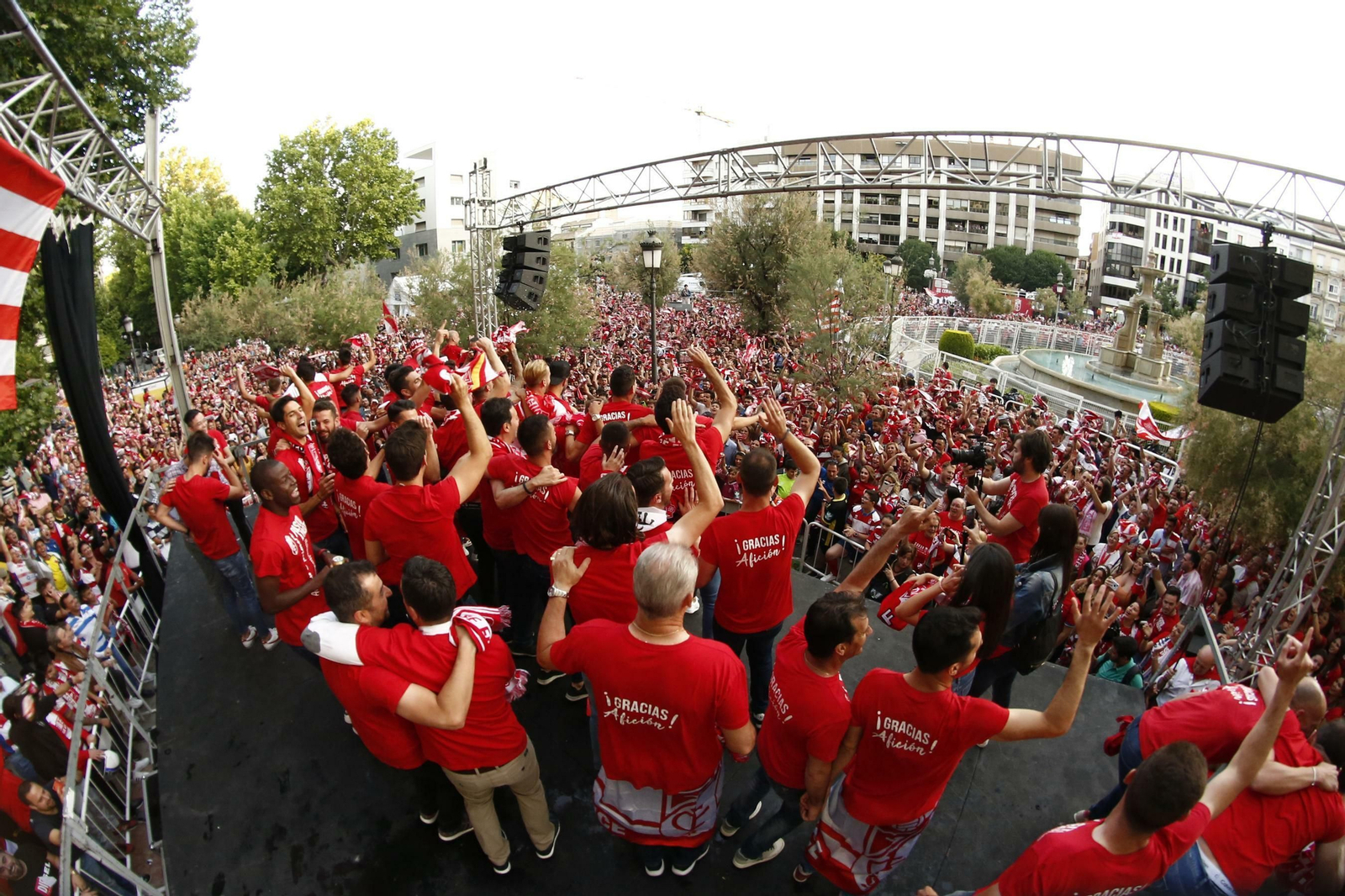 La Fuente de las Batallas, punto de reunión de todo el granadinismo