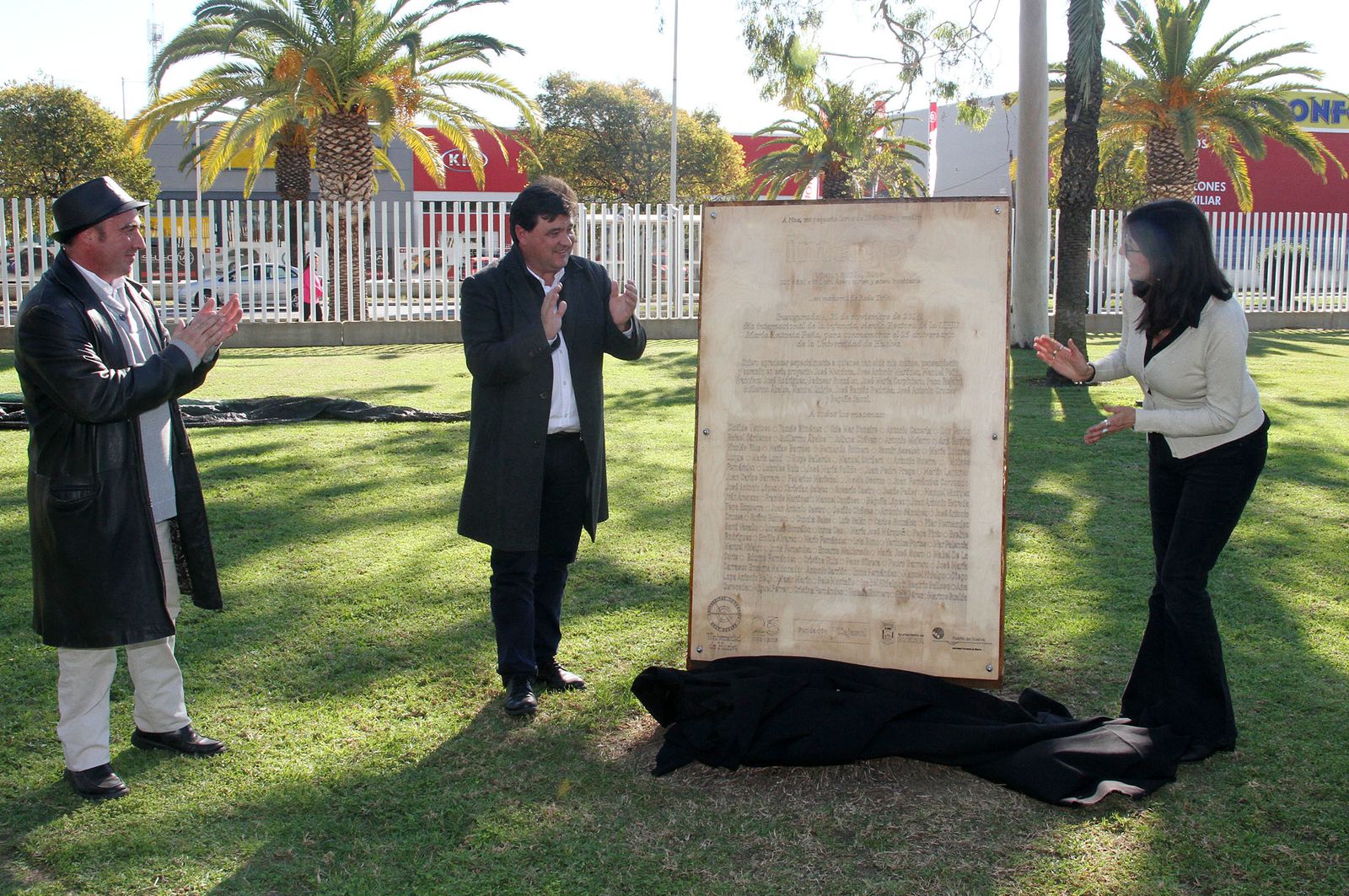 Inauguración de la escultura del artista onubense Víctor Pulido 'Imago', en imágenes