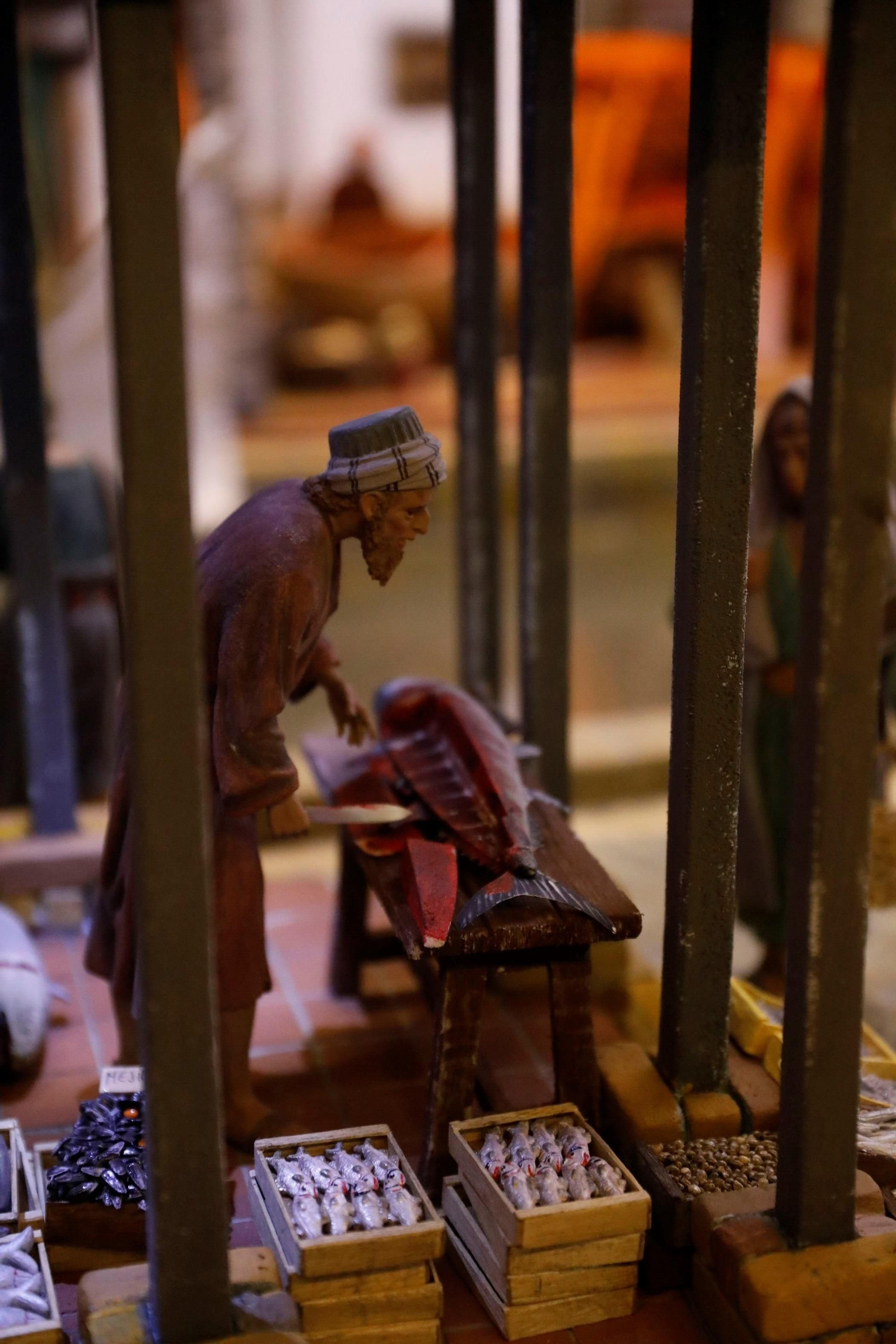 Vendedores de pescado y atunes gigantescos en la antigua lonja.