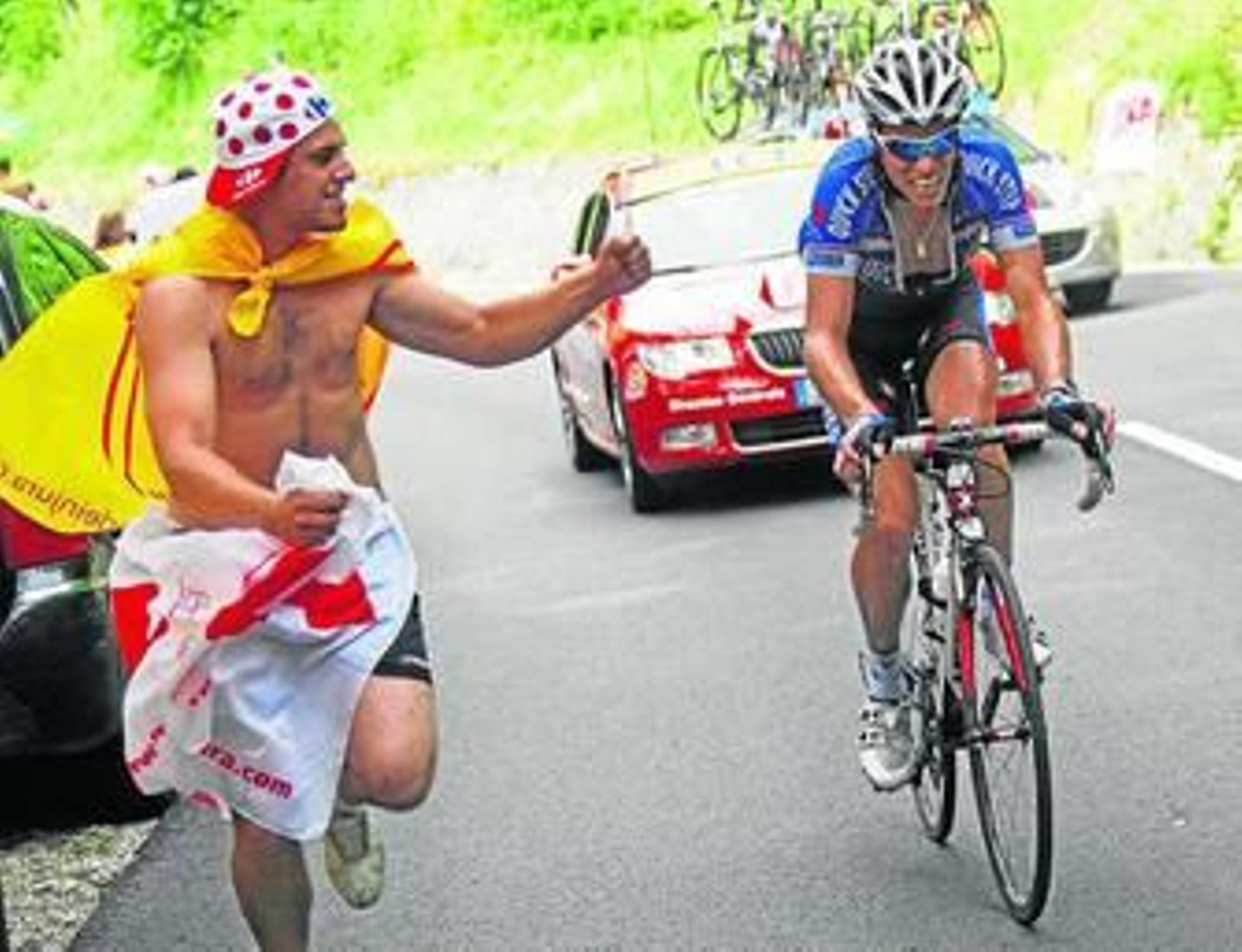 Un aficionado anima a Chavanel en la subida a la estación de Rousses.