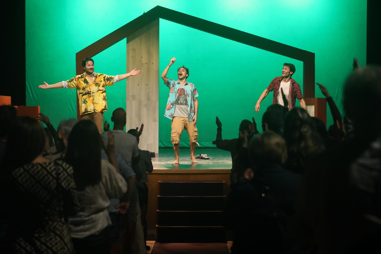 Puesta en escena de la comedia 'Cádiz', que el sábado inauguró una nueva temporada el Real Teatro de las Cortes