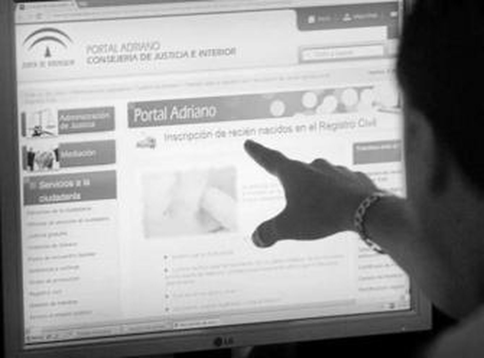 Una persona consulta el nuevo portal Adriano de la Junta.