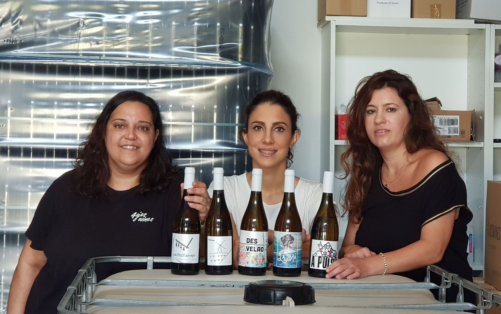 Olga Sánchez, Lucía Fuentes y Desirée Rodríguez muestran con orgullo los vinos comercializados.