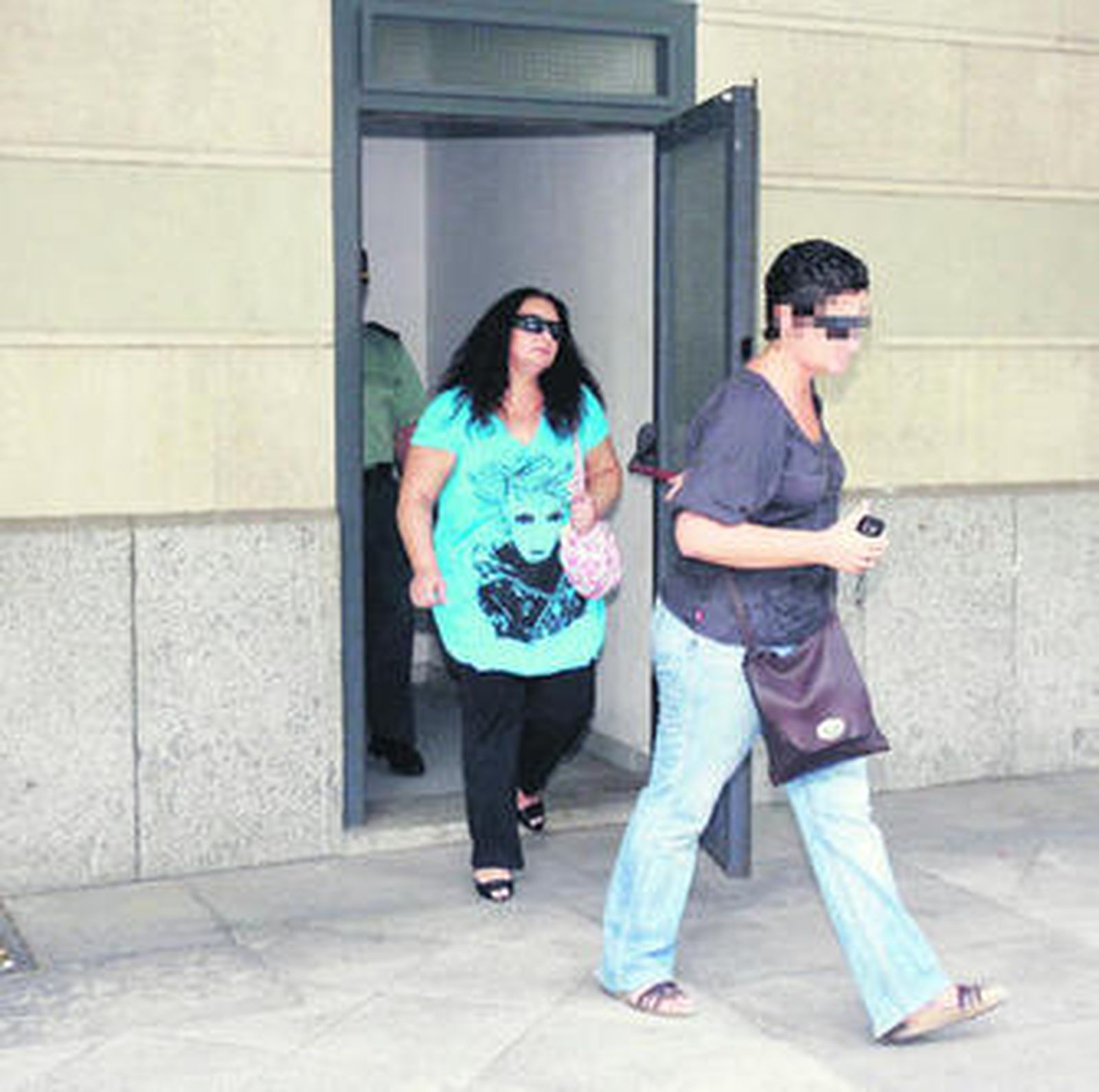 La madre de la menor de Camas, Soledad Gómez, a la izquierda, sale por la puerta de atrás de los juzgados.