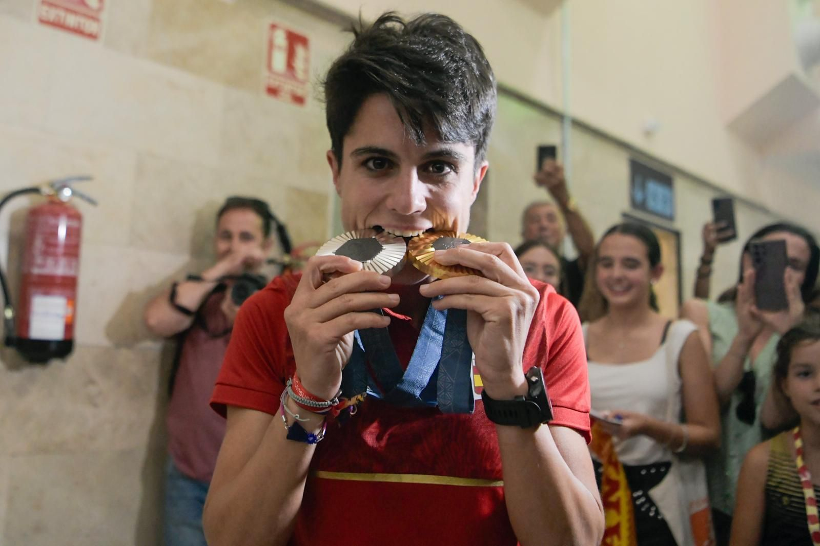 Granada recibe a la campeona María Pérez, en imágenes