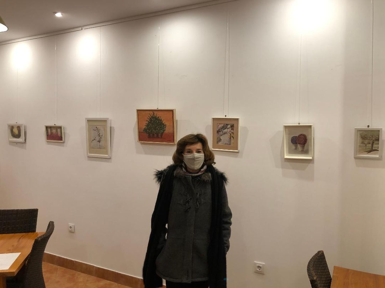 La pintora Clara Ramos en la sala de exposiciones del Hotel Alquimia, durante la inauguración de su exposición titulada 'Valores', la cual permanecerá abierta hasta el 11 de Enero.