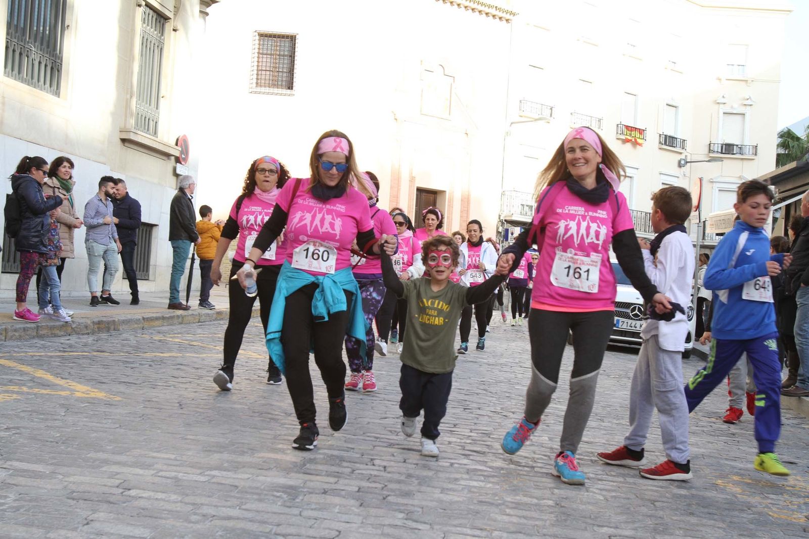 Imágenes de la Carrera contra el cáncer de mama de Huelva.