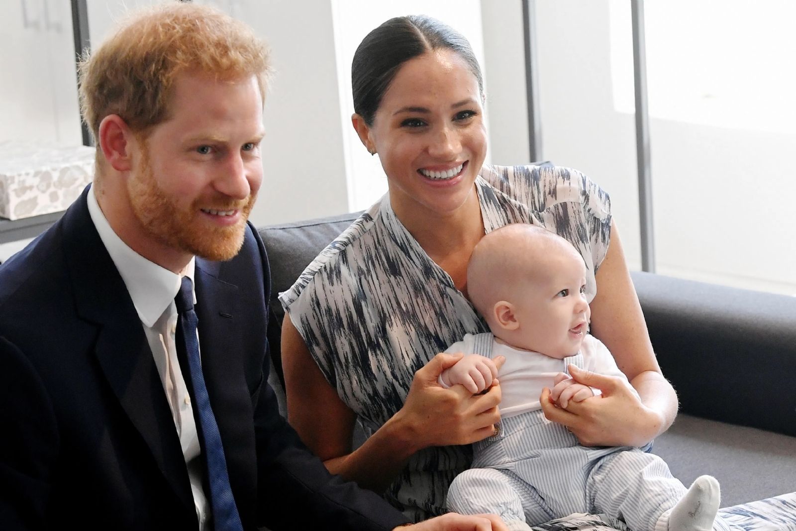 El príncipe Enrique y Meghan, con su hijo Archie el año pasado.