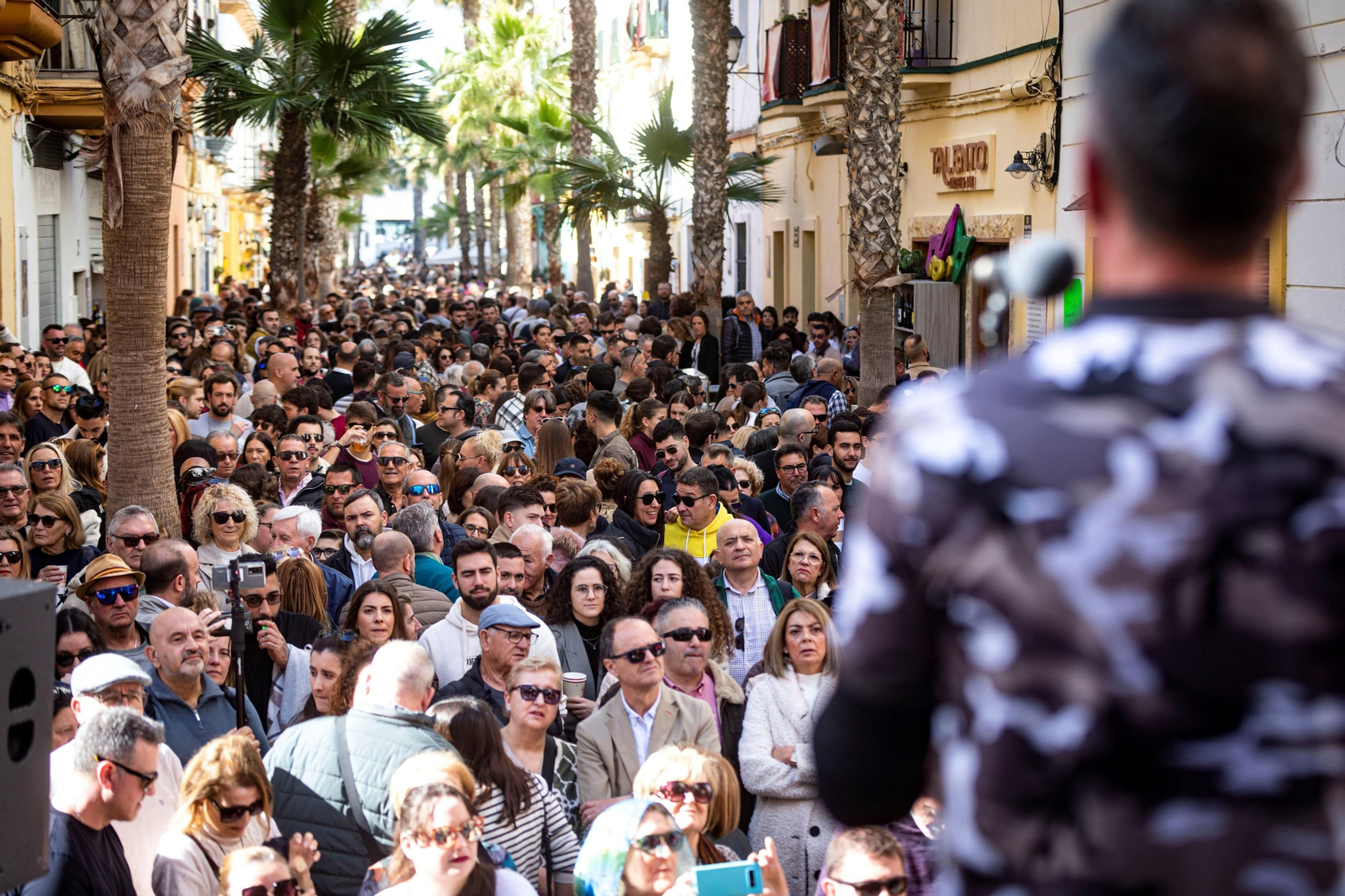 Numerosas personas frente al tablao de La Viña el domingo en la erizada
