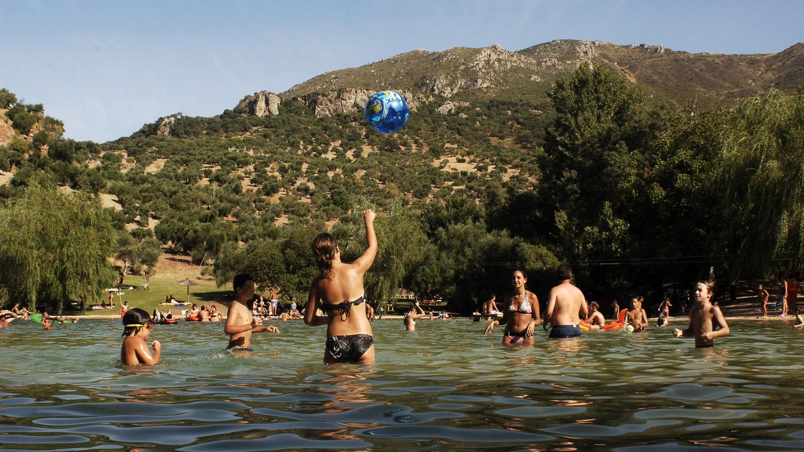 La playita de Zahara de la Sierra, uno de los reclamos del turismo de interior.