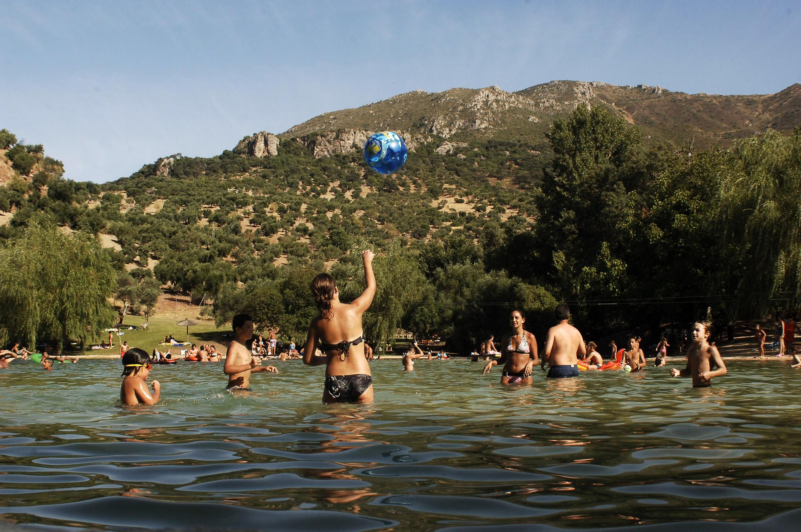 La playita de Zahara de la Sierra, uno de los reclamos del turismo de interior.
