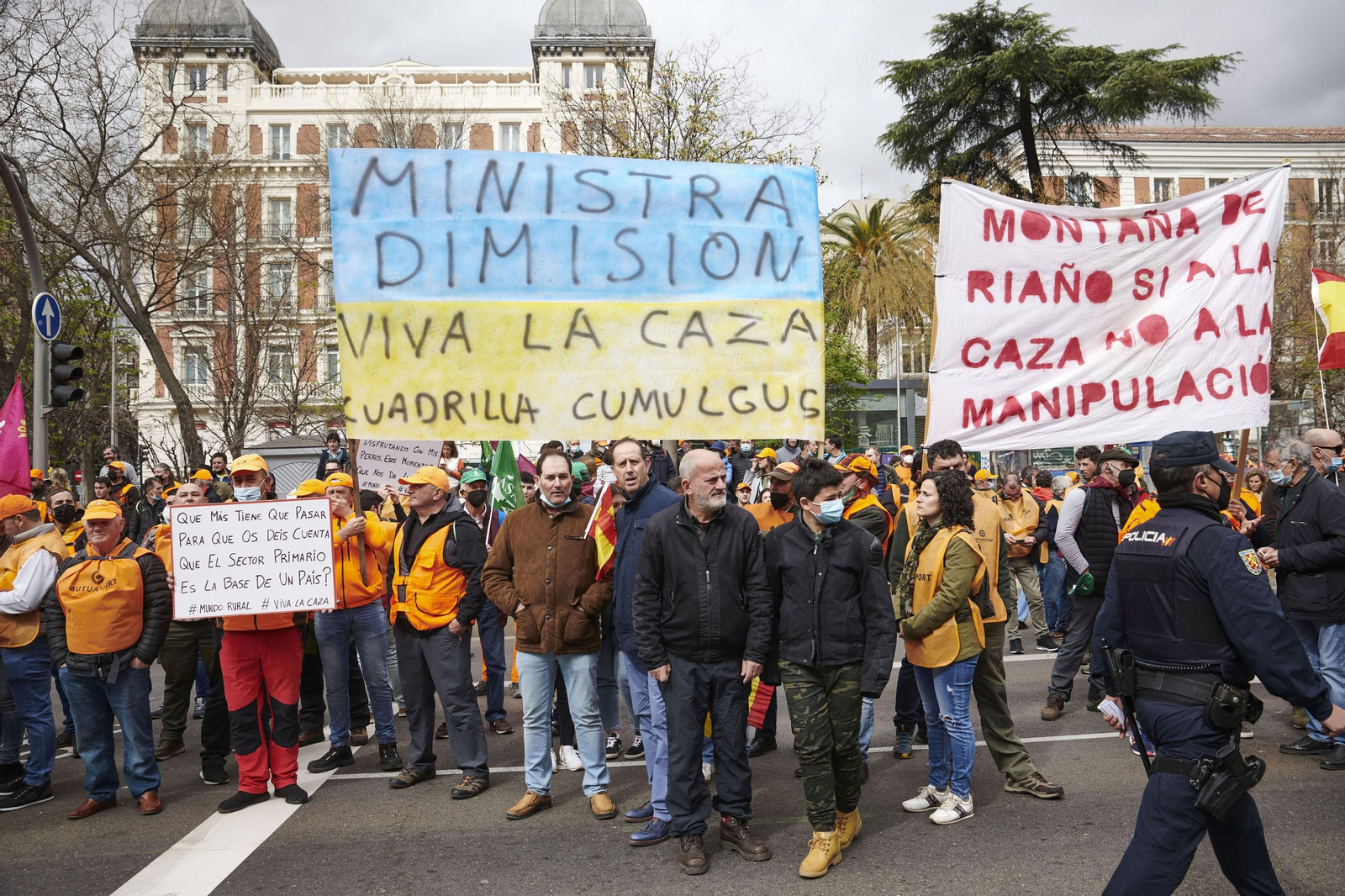 Tractores, rehalas de perros de caza y caballos en la manifestación del campo en Madrid