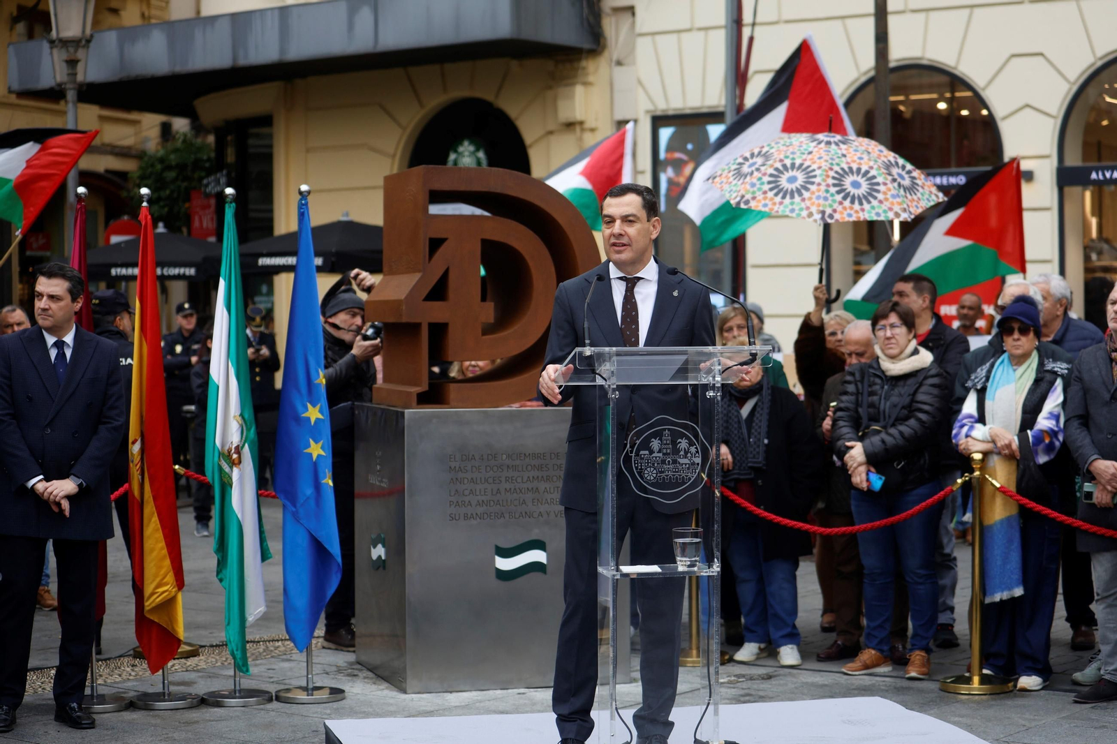 Juanma Moreno inaugura el monumento homenaje al Día de la Bandera de Andalucía en Córdoba, en imágenes