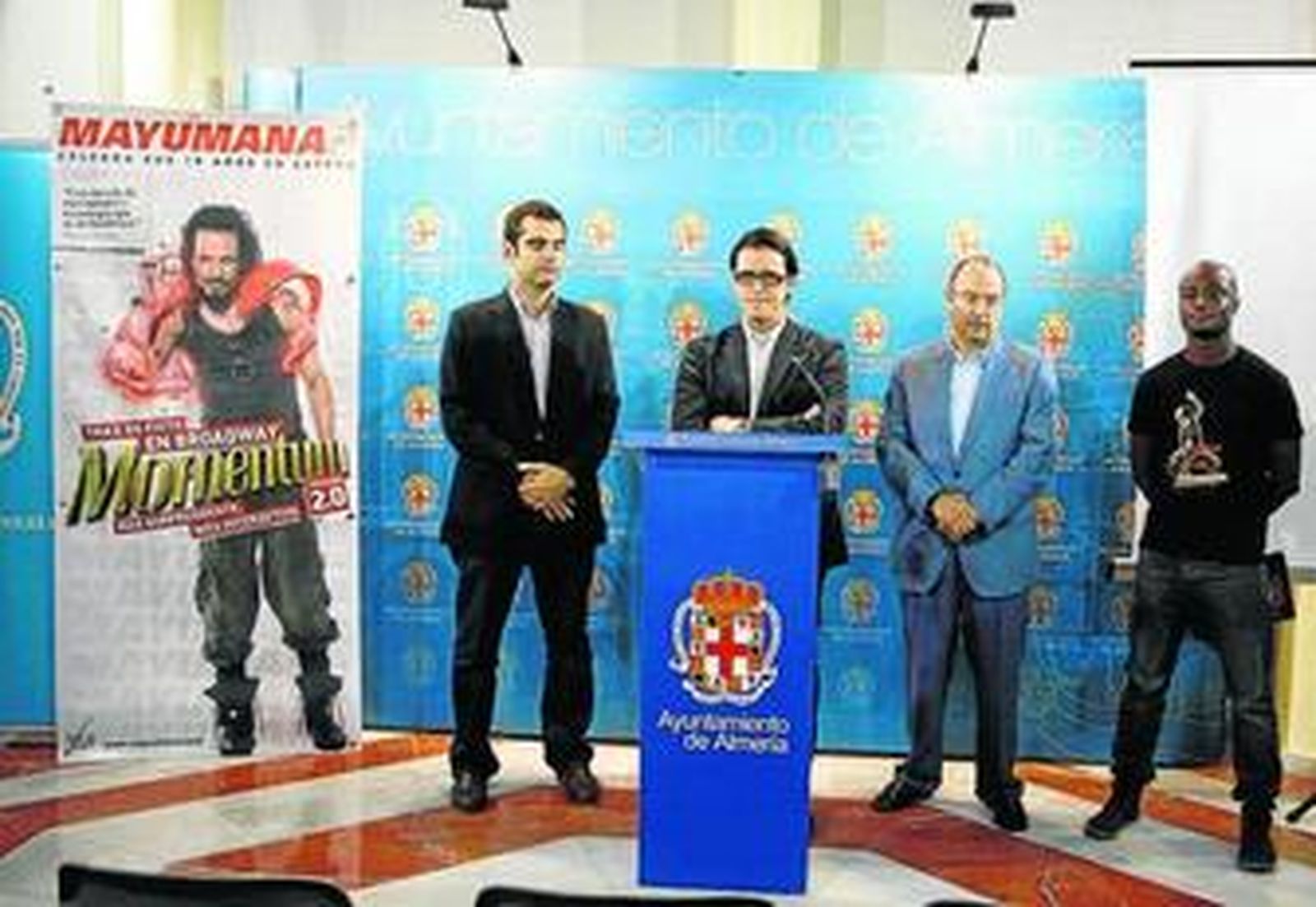 Rodríguez Comendador acompañado de Sergio Muñoz, Ramón Fernández-Pacheco y Aka.