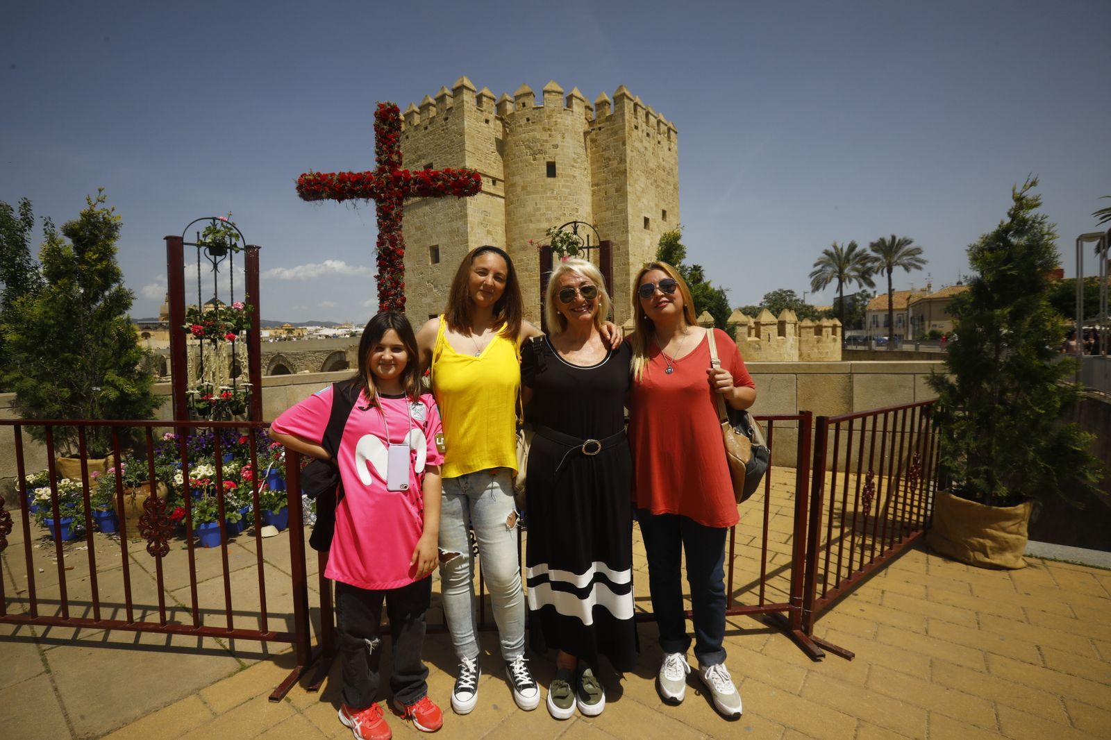 Los turistas abarrotan las calles y Las Cruces de Córdoba, en imágenes