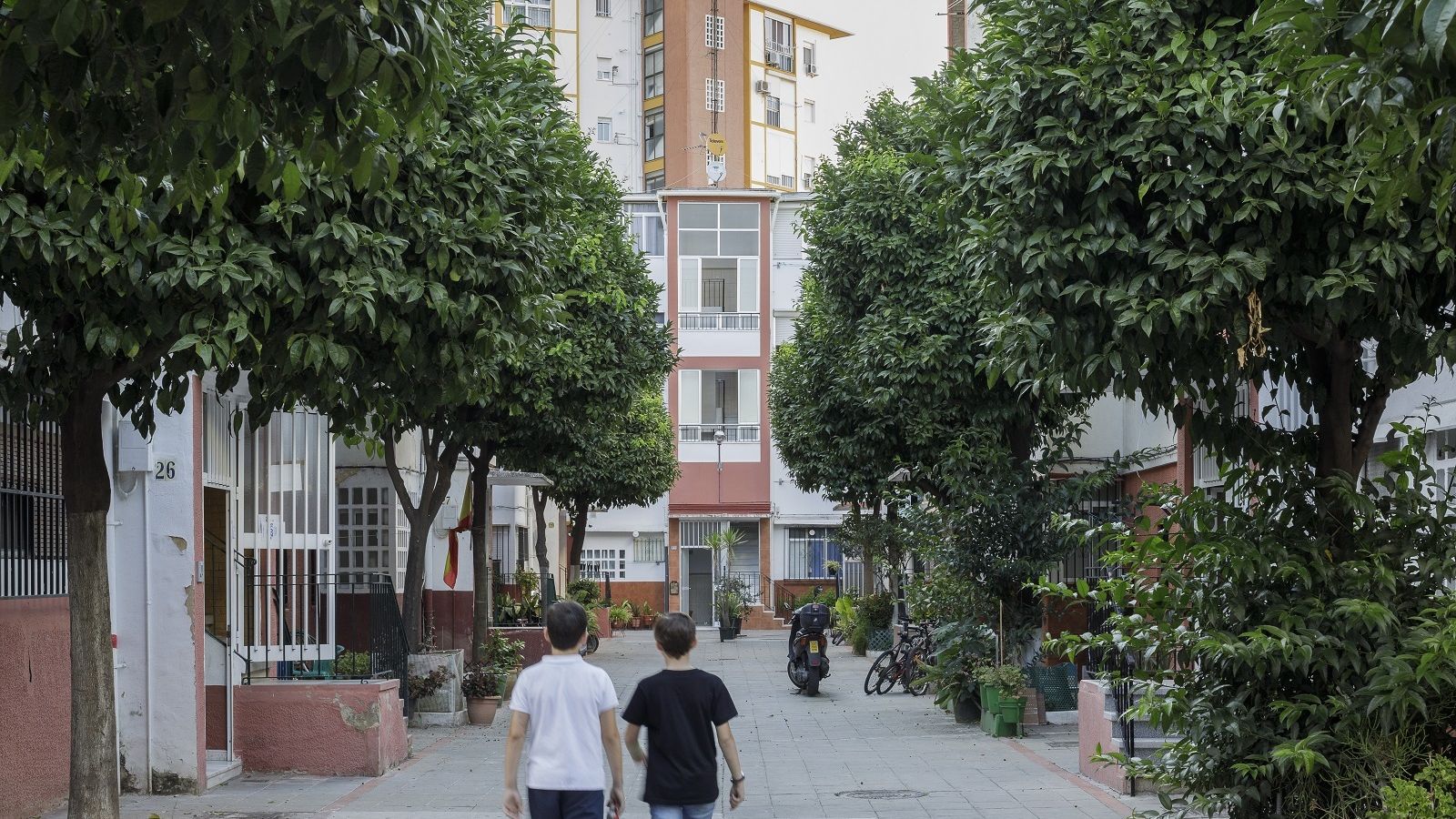 Dos niños pasean por uno de los muchos espacios libres.