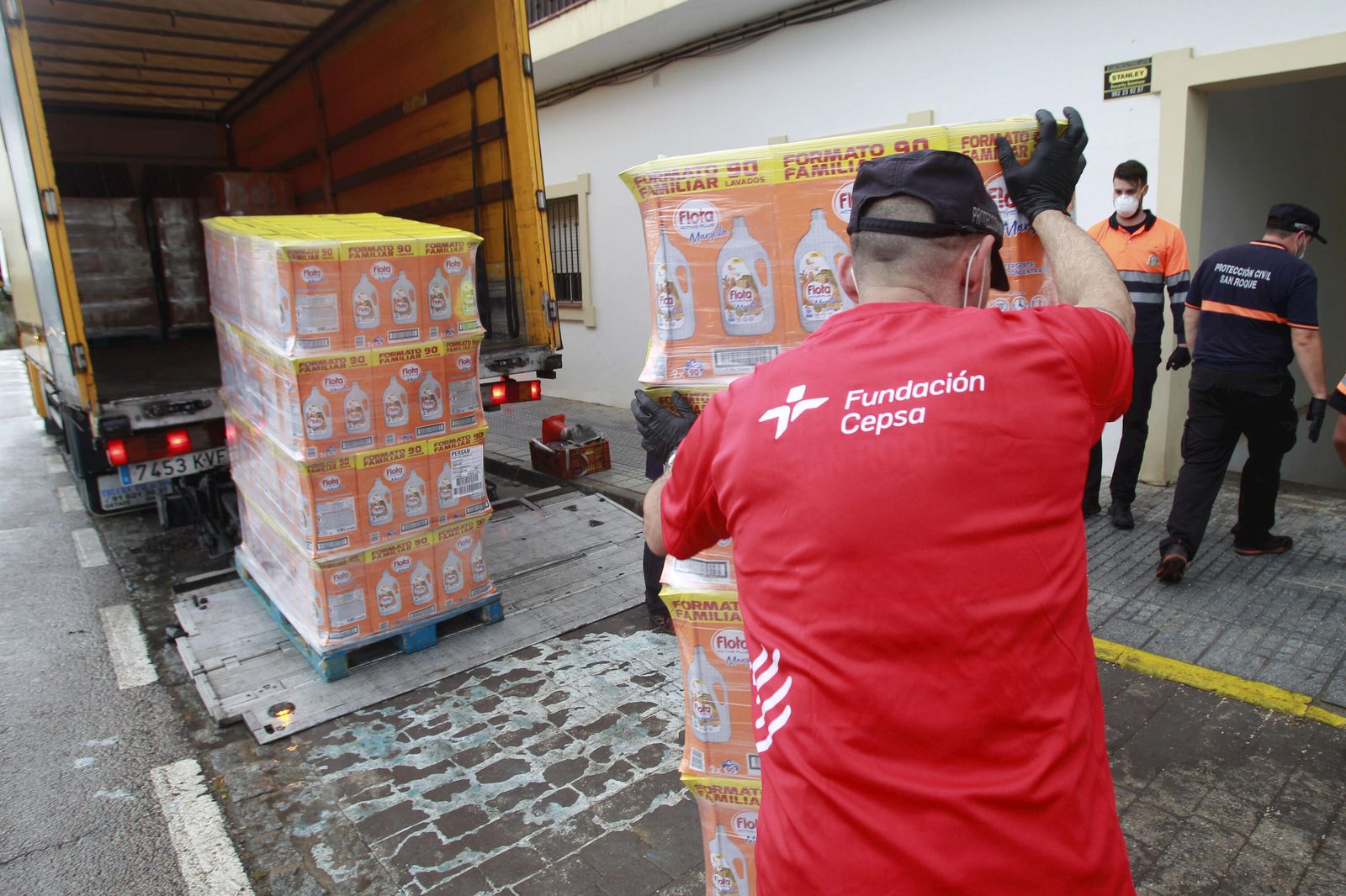 Entrega de un cargamento de detergentes donado por la Fundación Cepsa.